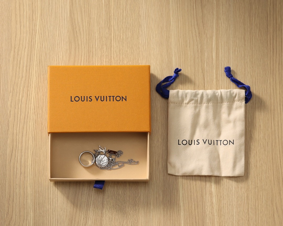 2024 Summer:Shebag Louis Vuitton M62485 MONOGRAM necklace silver(2024 July Updated)-Best Quality Fake designer Bag Review, Replica designer bag ru 2024 Summer:Shebag Louis Vuitton M62485 MONOGRAM necklace silver(2024 July Updated)-Best Quality Fake designer Bag Review, Replica designer bag ru