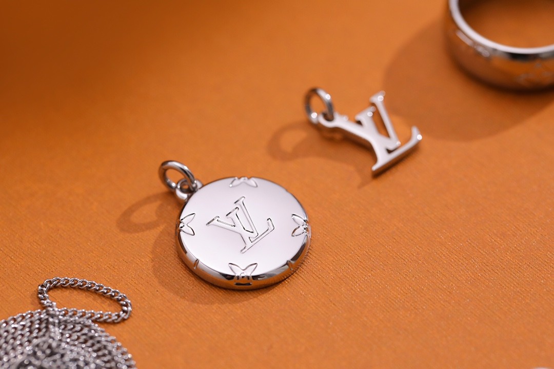 2024 Summer:Shebag Louis Vuitton M62485 MONOGRAM necklace silver(2024 July Updated)-Best Quality Fake designer Bag Review, Replica designer bag ru 2024 Summer:Shebag Louis Vuitton M62485 MONOGRAM necklace silver(2024 July Updated)-Best Quality Fake designer Bag Review, Replica designer bag ru