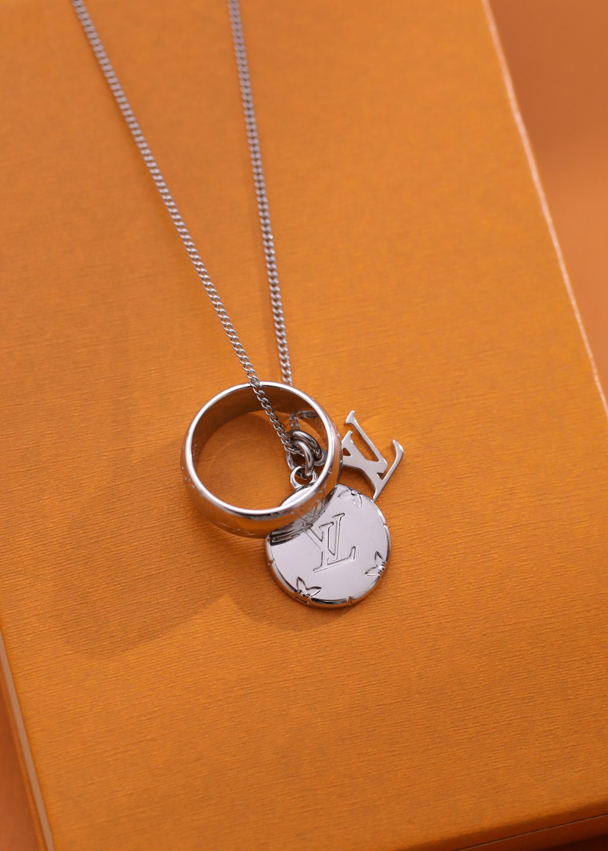 2024 Summer:Shebag Louis Vuitton M62485 MONOGRAM necklace silver(2024 July Updated)-Best Quality Fake designer Bag Review, Replica designer bag ru 2024 Summer:Shebag Louis Vuitton M62485 MONOGRAM necklace silver(2024 July Updated)-Best Quality Fake designer Bag Review, Replica designer bag ru