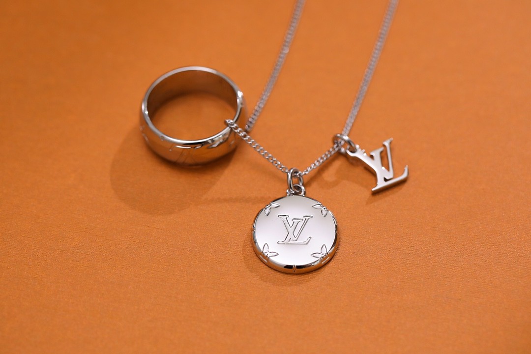 2024 Summer:Shebag Louis Vuitton M62485 MONOGRAM necklace silver(2024 July Updated)-Best Quality Fake designer Bag Review, Replica designer bag ru 2024 Summer:Shebag Louis Vuitton M62485 MONOGRAM necklace silver(2024 July Updated)-Best Quality Fake designer Bag Review, Replica designer bag ru