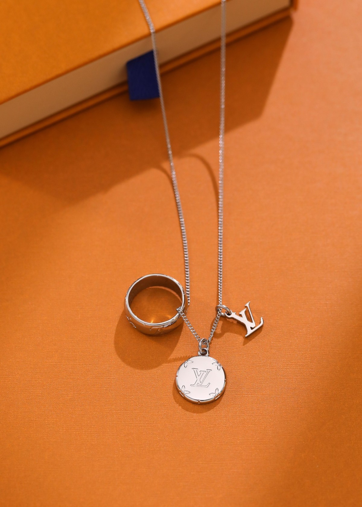 2024 Summer:Shebag Louis Vuitton M62485 MONOGRAM necklace silver(2024 July Updated)-Best Quality Fake designer Bag Review, Replica designer bag ru 2024 Summer:Shebag Louis Vuitton M62485 MONOGRAM necklace silver(2024 July Updated)-Best Quality Fake designer Bag Review, Replica designer bag ru
