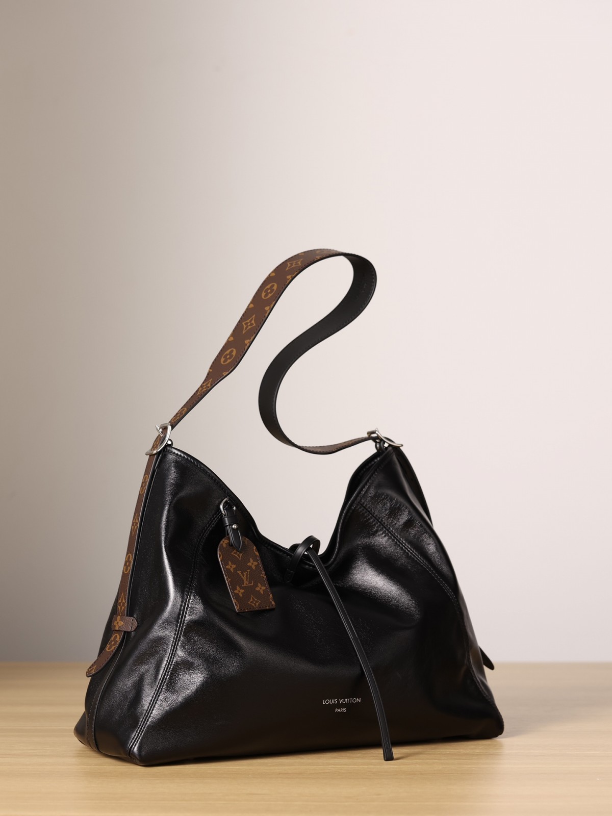 Shebag Louis Vuitton M25143 CARRYALL DARK medium size full review over 300 photos (2024 Sep updated )-Best Quality Fake designer Bag Review, Replica designer bag ru Shebag Louis Vuitton M25143 CARRYALL DARK medium size full review over 300 photos (2024 Sep updated )-Best Quality Fake designer Bag Review, Replica designer bag ru