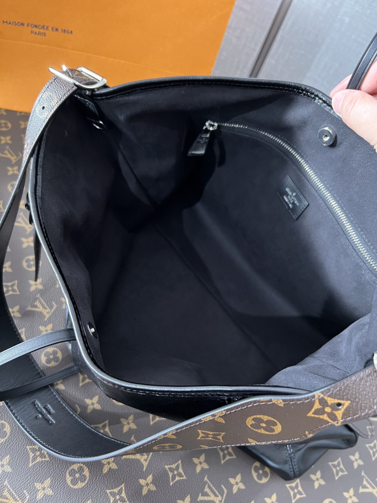 Shebag Louis Vuitton M25143 CARRYALL DARK medium size full review over 300 photos (2024 Sep updated )-Best Quality Fake designer Bag Review, Replica designer bag ru Shebag Louis Vuitton M25143 CARRYALL DARK medium size full review over 300 photos (2024 Sep updated )-Best Quality Fake designer Bag Review, Replica designer bag ru