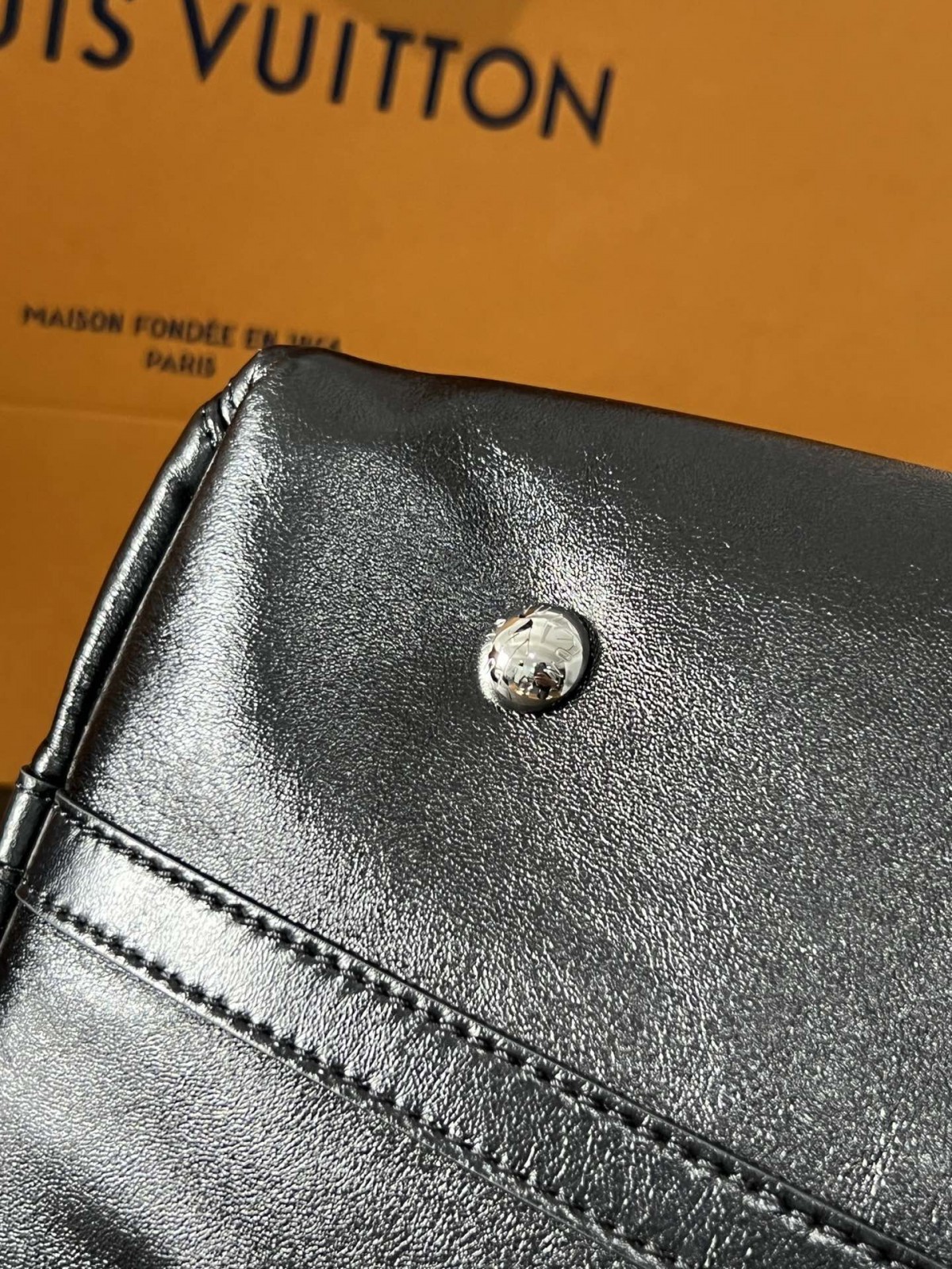Shebag Louis Vuitton M25143 CARRYALL DARK medium size full review over 300 photos (2024 Sep updated )-Best Quality Fake designer Bag Review, Replica designer bag ru Shebag Louis Vuitton M25143 CARRYALL DARK medium size full review over 300 photos (2024 Sep updated )-Best Quality Fake designer Bag Review, Replica designer bag ru