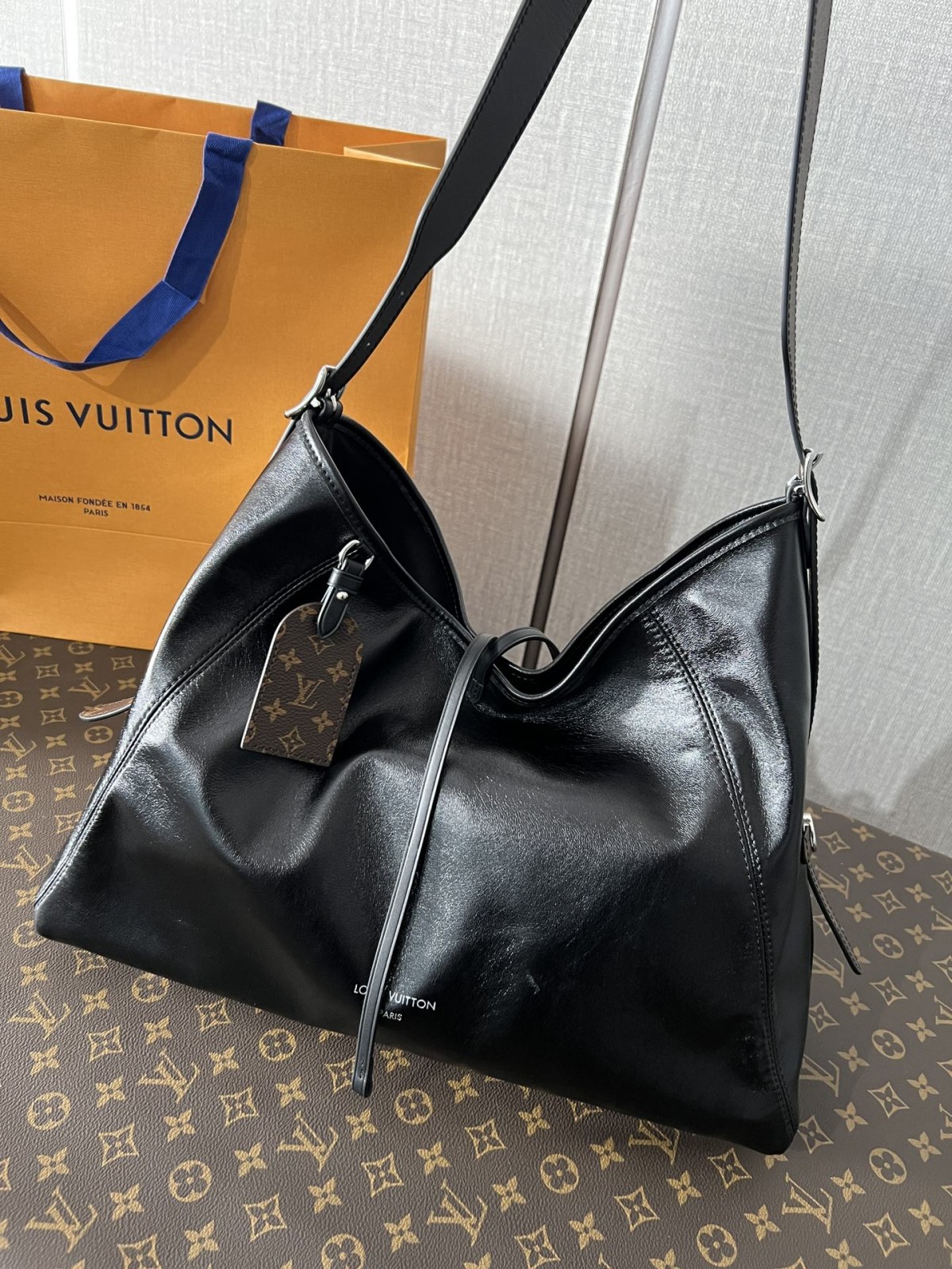 Shebag Louis Vuitton M25143 CARRYALL DARK medium size full review over 300 photos (2024 Sep updated )-Best Quality Fake designer Bag Review, Replica designer bag ru Shebag Louis Vuitton M25143 CARRYALL DARK medium size full review over 300 photos (2024 Sep updated )-Best Quality Fake designer Bag Review, Replica designer bag ru