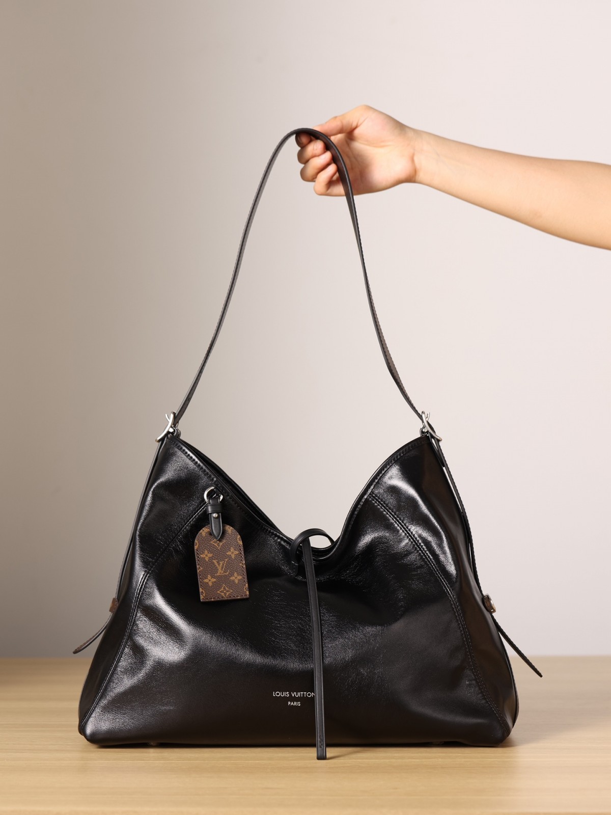 Shebag Louis Vuitton M25143 CARRYALL DARK medium size full review over 300 photos (2024 Sep updated )-Best Quality Fake designer Bag Review, Replica designer bag ru Shebag Louis Vuitton M25143 CARRYALL DARK medium size full review over 300 photos (2024 Sep updated )-Best Quality Fake designer Bag Review, Replica designer bag ru