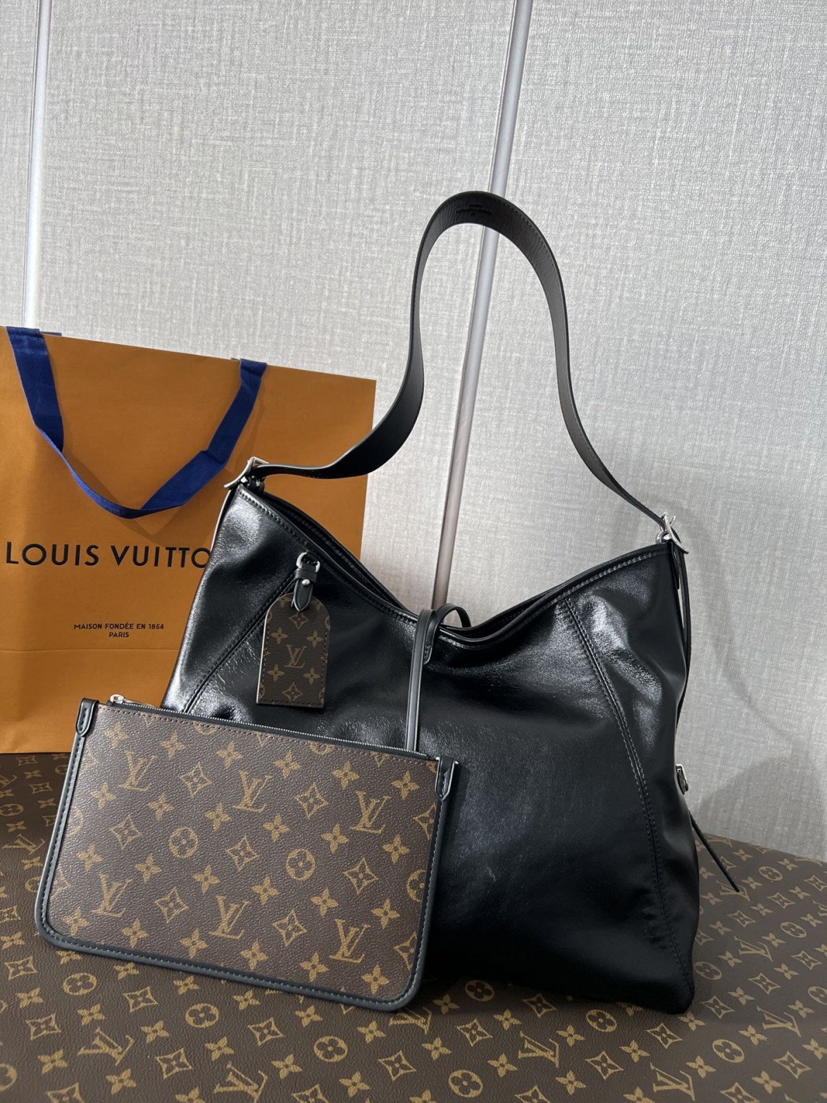 Shebag Louis Vuitton M25143 CARRYALL DARK medium size full review over 300 photos (2024 Sep updated )-Best Quality Fake designer Bag Review, Replica designer bag ru Shebag Louis Vuitton M25143 CARRYALL DARK medium size full review over 300 photos (2024 Sep updated )-Best Quality Fake designer Bag Review, Replica designer bag ru