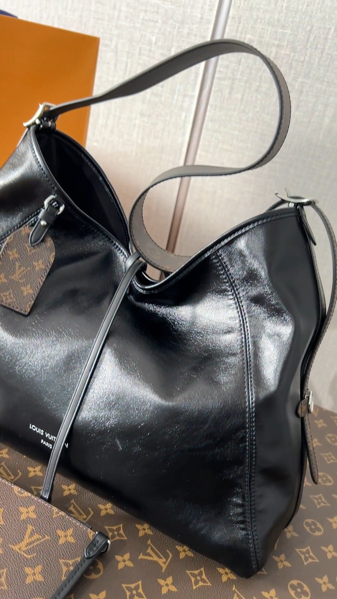 Shebag Louis Vuitton M25143 CARRYALL DARK medium size full review over 300 photos (2024 Sep updated )-Best Quality Fake designer Bag Review, Replica designer bag ru Shebag Louis Vuitton M25143 CARRYALL DARK medium size full review over 300 photos (2024 Sep updated )-Best Quality Fake designer Bag Review, Replica designer bag ru