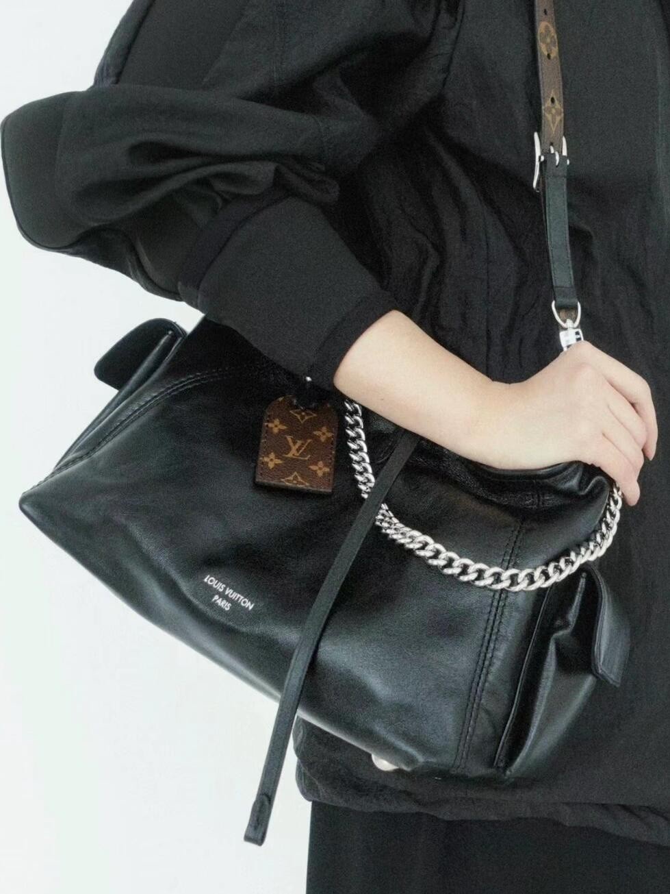 Shebag Louis Vuitton M25143 CARRYALL DARK medium size full review over 300 photos (2024 Sep updated )-Best Quality Fake designer Bag Review, Replica designer bag ru Shebag Louis Vuitton M25143 CARRYALL DARK medium size full review over 300 photos (2024 Sep updated )-Best Quality Fake designer Bag Review, Replica designer bag ru