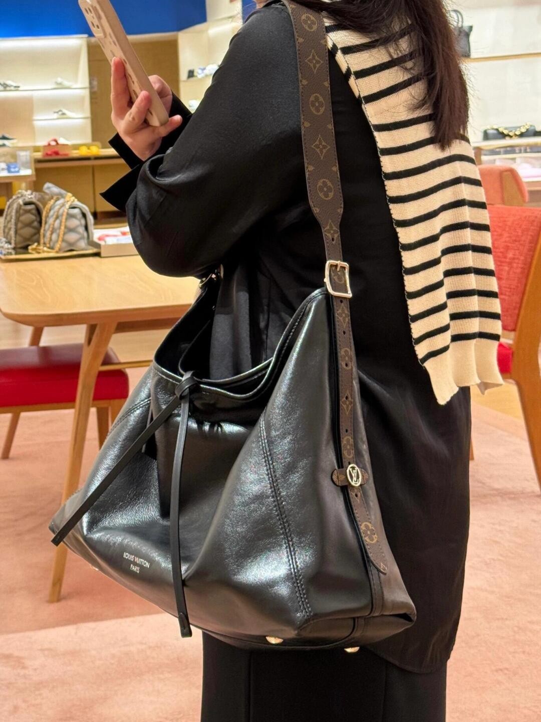 Shebag Louis Vuitton M25143 CARRYALL DARK medium size full review over 300 photos (2024 Sep updated )-Best Quality Fake designer Bag Review, Replica designer bag ru Shebag Louis Vuitton M25143 CARRYALL DARK medium size full review over 300 photos (2024 Sep updated )-Best Quality Fake designer Bag Review, Replica designer bag ru