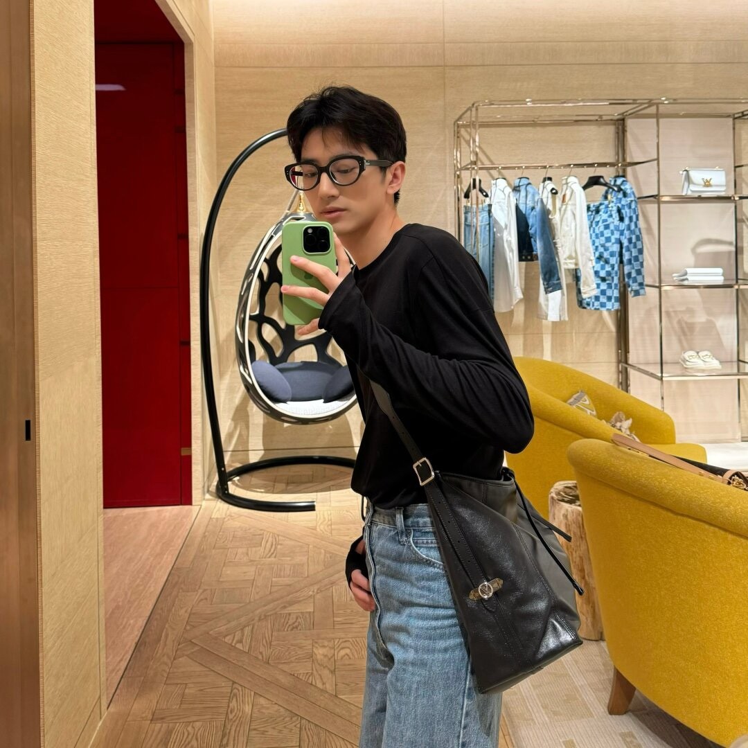 Shebag Louis Vuitton M25143 CARRYALL DARK medium size full review over 300 photos (2024 Sep updated )-Best Quality Fake designer Bag Review, Replica designer bag ru Shebag Louis Vuitton M25143 CARRYALL DARK medium size full review over 300 photos (2024 Sep updated )-Best Quality Fake designer Bag Review, Replica designer bag ru