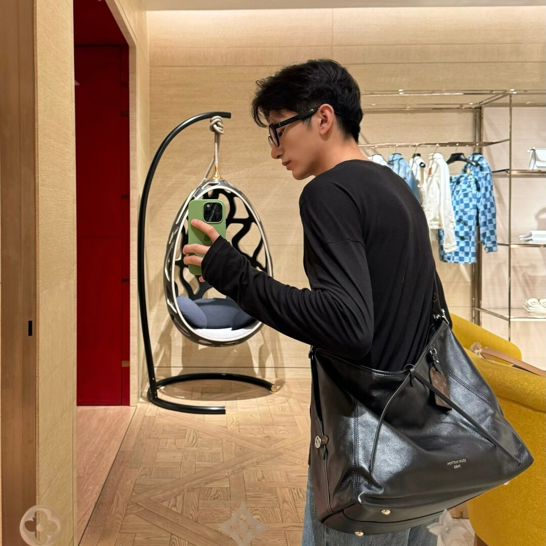 Shebag Louis Vuitton M25143 CARRYALL DARK medium size full review over 300 photos (2024 Sep updated )-Best Quality Fake designer Bag Review, Replica designer bag ru Shebag Louis Vuitton M25143 CARRYALL DARK medium size full review over 300 photos (2024 Sep updated )-Best Quality Fake designer Bag Review, Replica designer bag ru
