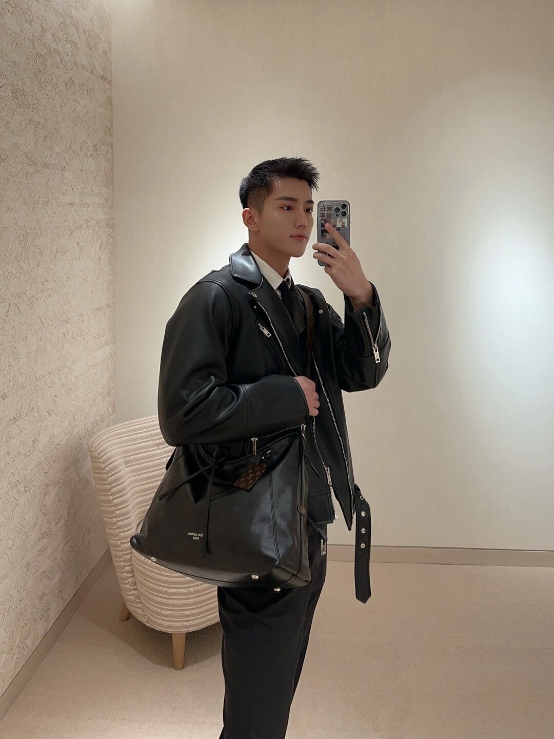 Shebag Louis Vuitton M25143 CARRYALL DARK medium size full review over 300 photos (2024 Sep updated )-Best Quality Fake designer Bag Review, Replica designer bag ru Shebag Louis Vuitton M25143 CARRYALL DARK medium size full review over 300 photos (2024 Sep updated )-Best Quality Fake designer Bag Review, Replica designer bag ru