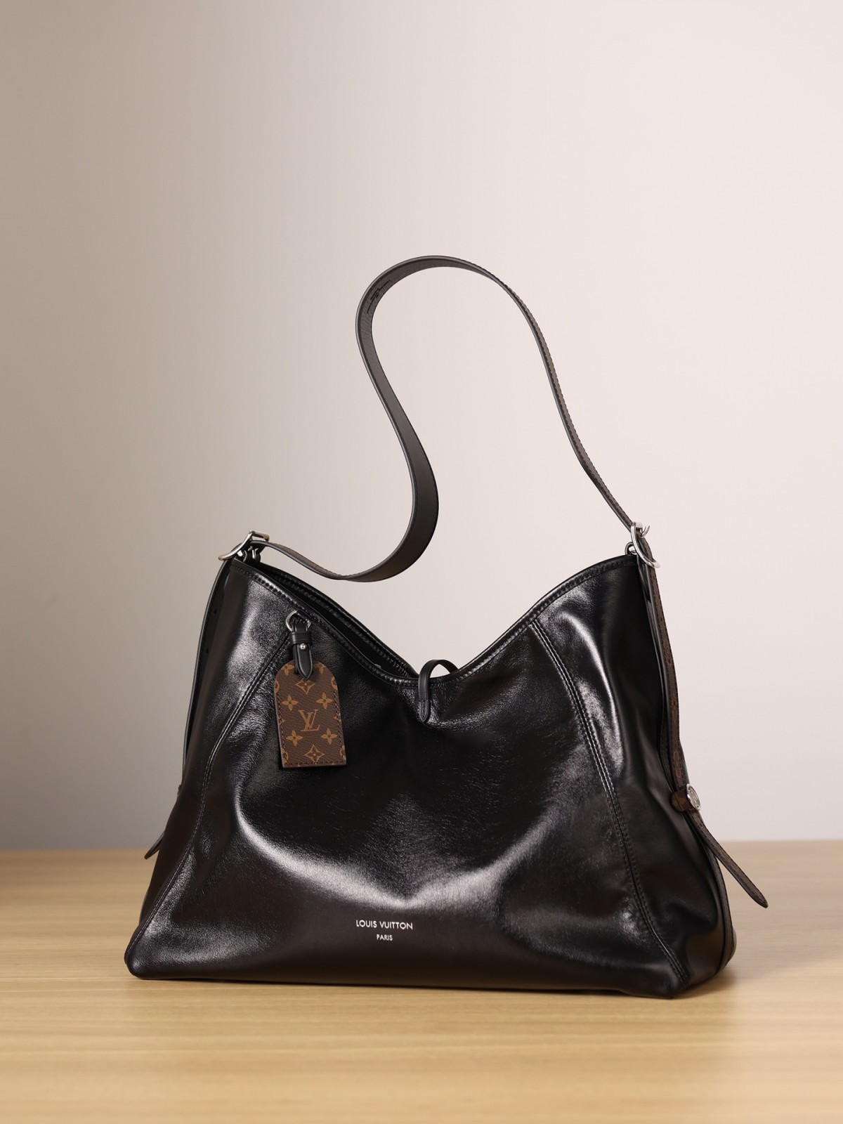 Shebag Louis Vuitton M25143 CARRYALL DARK medium size full review over 300 photos (2024 Sep updated )-Best Quality Fake designer Bag Review, Replica designer bag ru Shebag Louis Vuitton M25143 CARRYALL DARK medium size full review over 300 photos (2024 Sep updated )-Best Quality Fake designer Bag Review, Replica designer bag ru