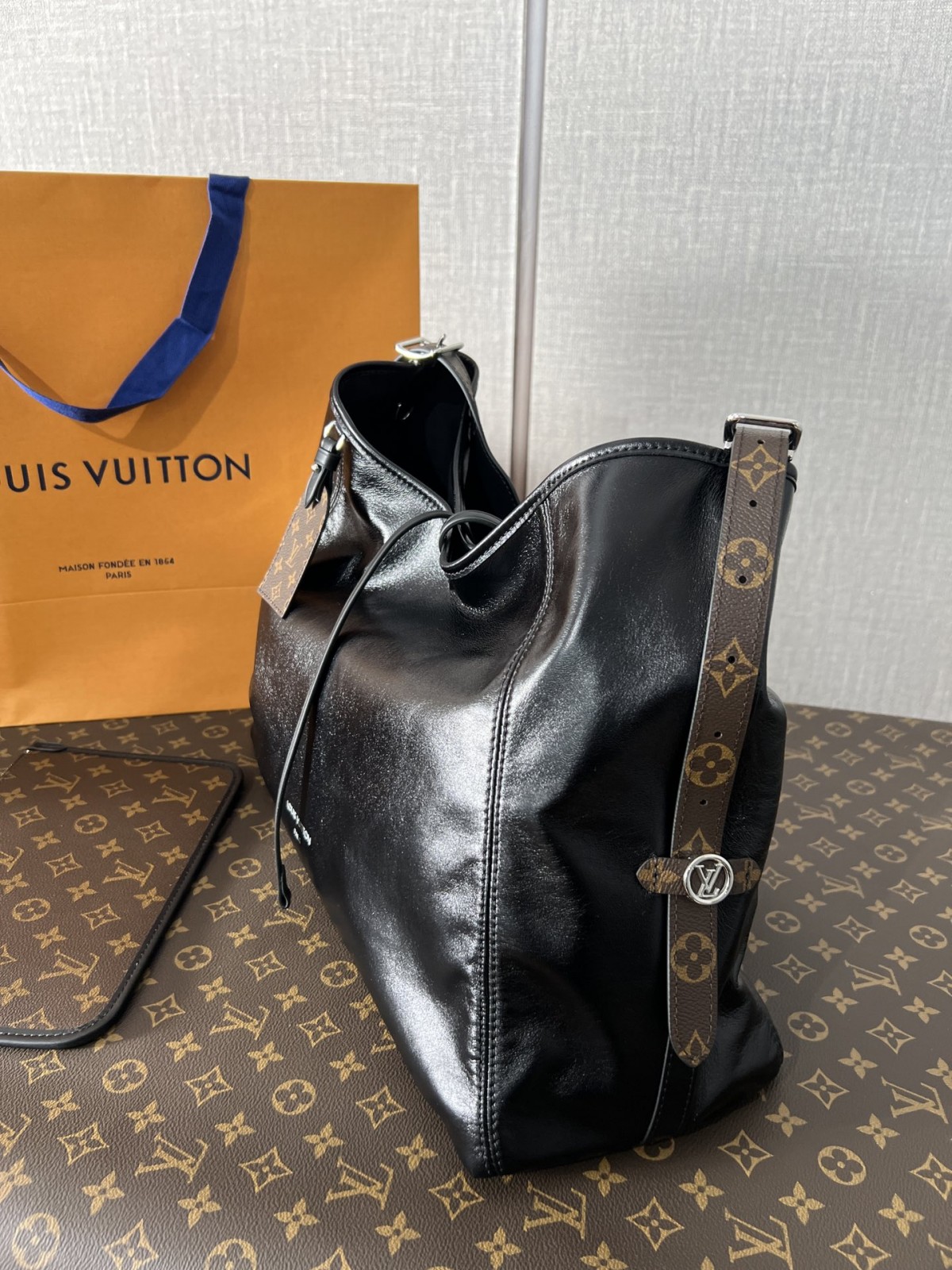 Shebag Louis Vuitton M25143 CARRYALL DARK medium size full review over 300 photos (2024 Sep updated )-Best Quality Fake designer Bag Review, Replica designer bag ru Shebag Louis Vuitton M25143 CARRYALL DARK medium size full review over 300 photos (2024 Sep updated )-Best Quality Fake designer Bag Review, Replica designer bag ru