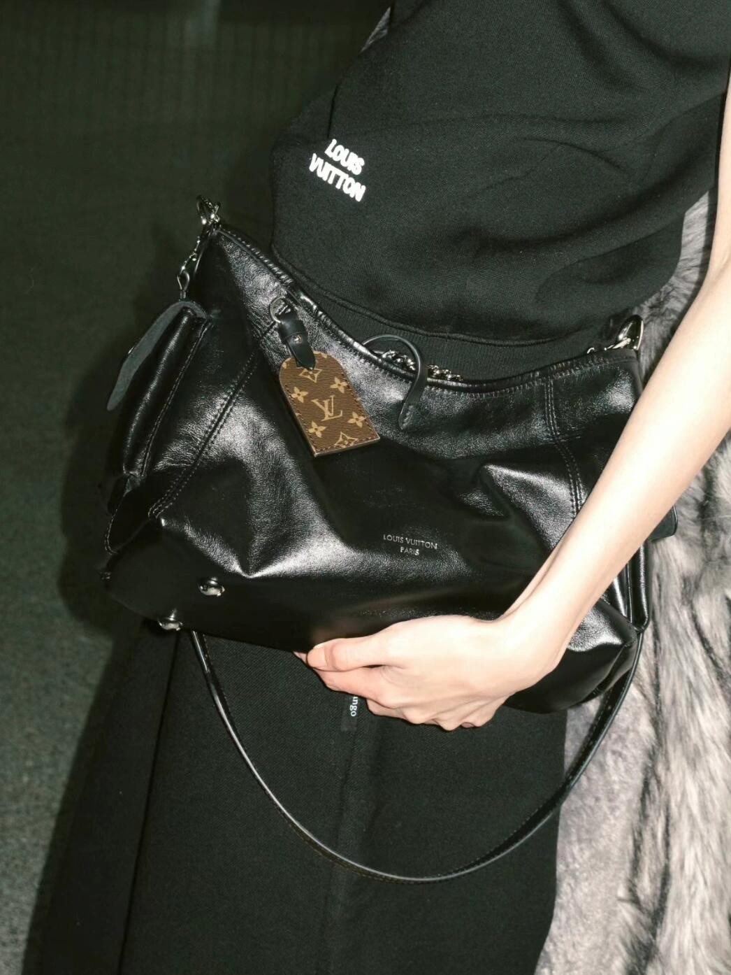 Shebag Louis Vuitton M25143 CARRYALL DARK medium size full review over 300 photos (2024 Sep updated )-Best Quality Fake designer Bag Review, Replica designer bag ru Shebag Louis Vuitton M25143 CARRYALL DARK medium size full review over 300 photos (2024 Sep updated )-Best Quality Fake designer Bag Review, Replica designer bag ru