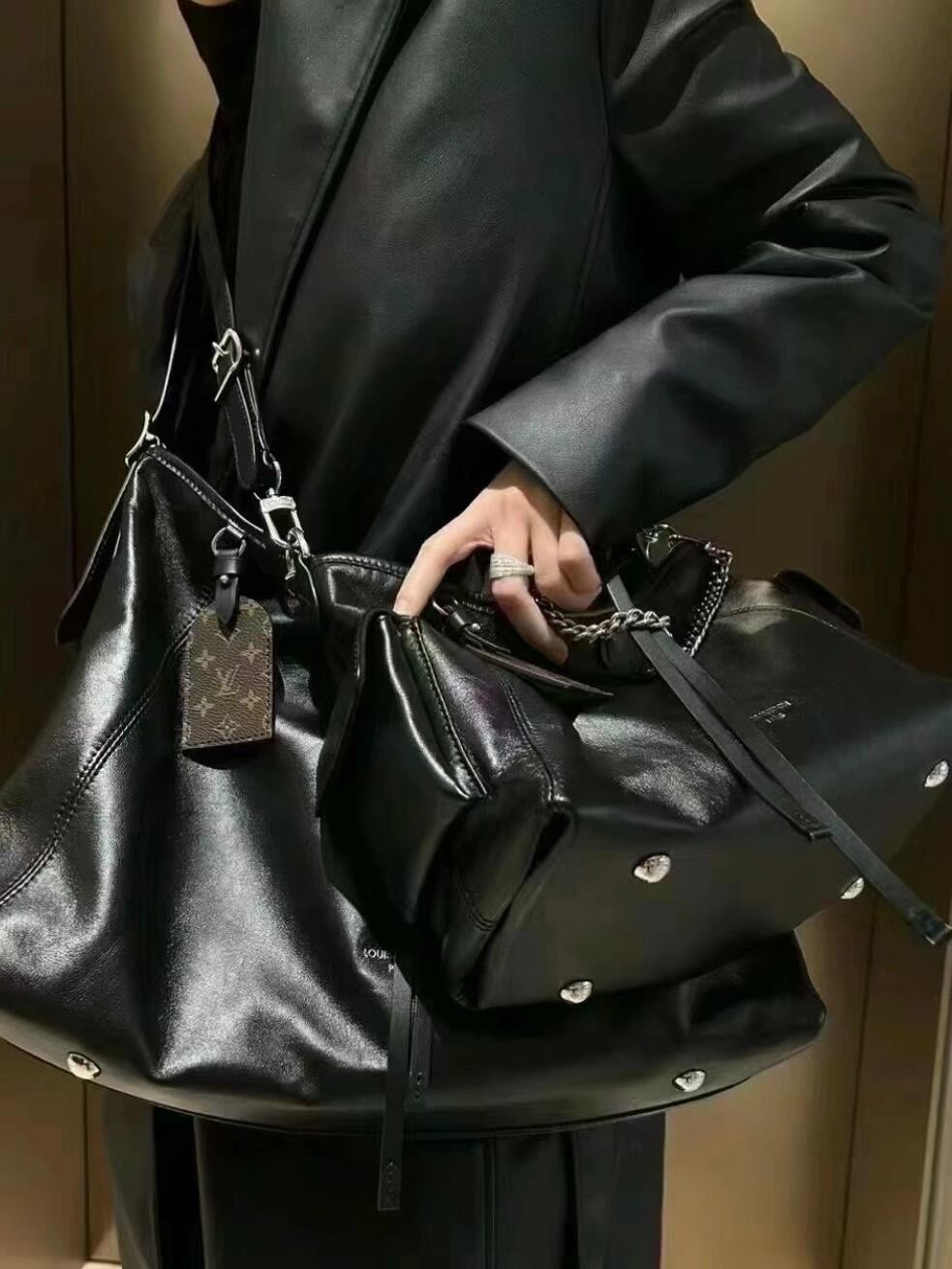 Shebag Louis Vuitton M25143 CARRYALL DARK medium size full review over 300 photos (2024 Sep updated )-Best Quality Fake designer Bag Review, Replica designer bag ru Shebag Louis Vuitton M25143 CARRYALL DARK medium size full review over 300 photos (2024 Sep updated )-Best Quality Fake designer Bag Review, Replica designer bag ru