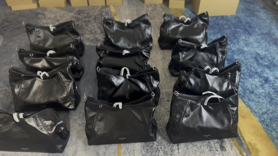 Shebag Louis Vuitton M25143 CARRYALL DARK medium size full review over 300 photos (2024 Sep updated )-Best Quality Fake designer Bag Review, Replica designer bag ru Shebag Louis Vuitton M25143 CARRYALL DARK medium size full review over 300 photos (2024 Sep updated )-Best Quality Fake designer Bag Review, Replica designer bag ru