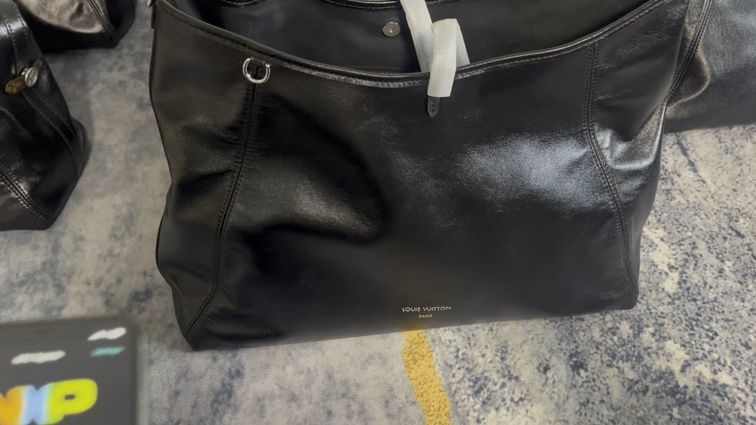 Shebag Louis Vuitton M25143 CARRYALL DARK medium size full review over 300 photos (2024 Sep updated )-Best Quality Fake designer Bag Review, Replica designer bag ru Shebag Louis Vuitton M25143 CARRYALL DARK medium size full review over 300 photos (2024 Sep updated )-Best Quality Fake designer Bag Review, Replica designer bag ru