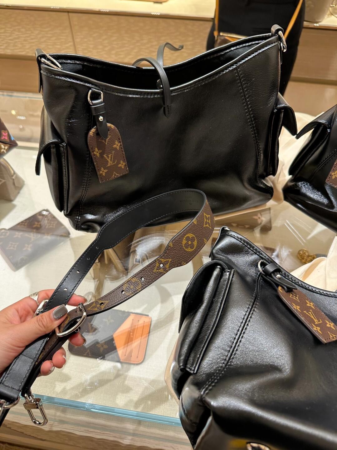Shebag Louis Vuitton M25143 CARRYALL DARK medium size full review over 300 photos (2024 Sep updated )-Best Quality Fake designer Bag Review, Replica designer bag ru Shebag Louis Vuitton M25143 CARRYALL DARK medium size full review over 300 photos (2024 Sep updated )-Best Quality Fake designer Bag Review, Replica designer bag ru