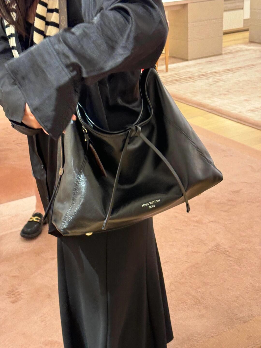 Shebag Louis Vuitton M25143 CARRYALL DARK medium size full review over 300 photos (2024 Sep updated )-Best Quality Fake designer Bag Review, Replica designer bag ru Shebag Louis Vuitton M25143 CARRYALL DARK medium size full review over 300 photos (2024 Sep updated )-Best Quality Fake designer Bag Review, Replica designer bag ru