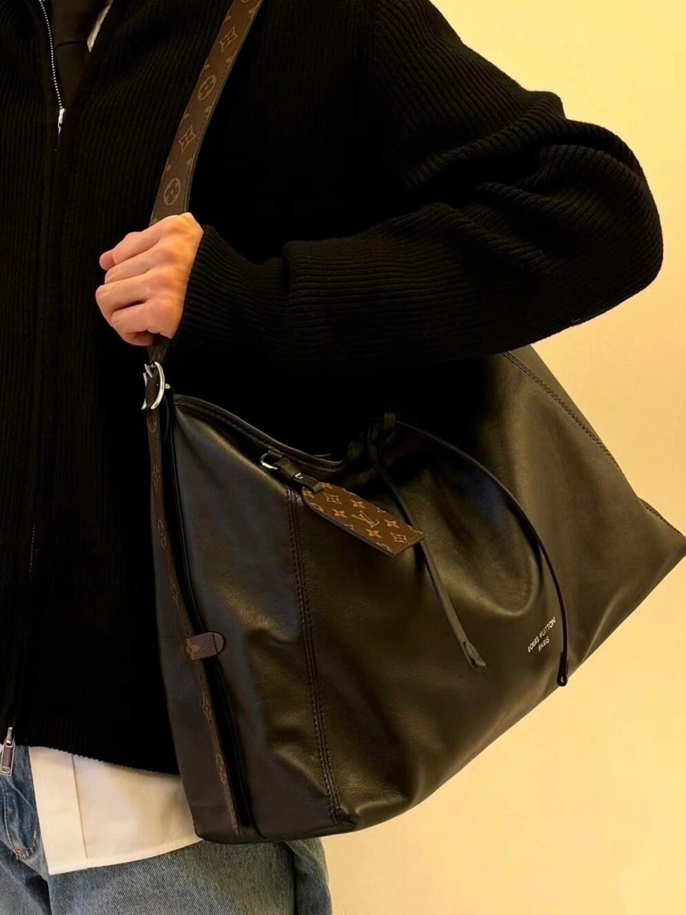 Shebag Louis Vuitton M25143 CARRYALL DARK medium size full review over 300 photos (2024 Sep updated )-Best Quality Fake designer Bag Review, Replica designer bag ru Shebag Louis Vuitton M25143 CARRYALL DARK medium size full review over 300 photos (2024 Sep updated )-Best Quality Fake designer Bag Review, Replica designer bag ru
