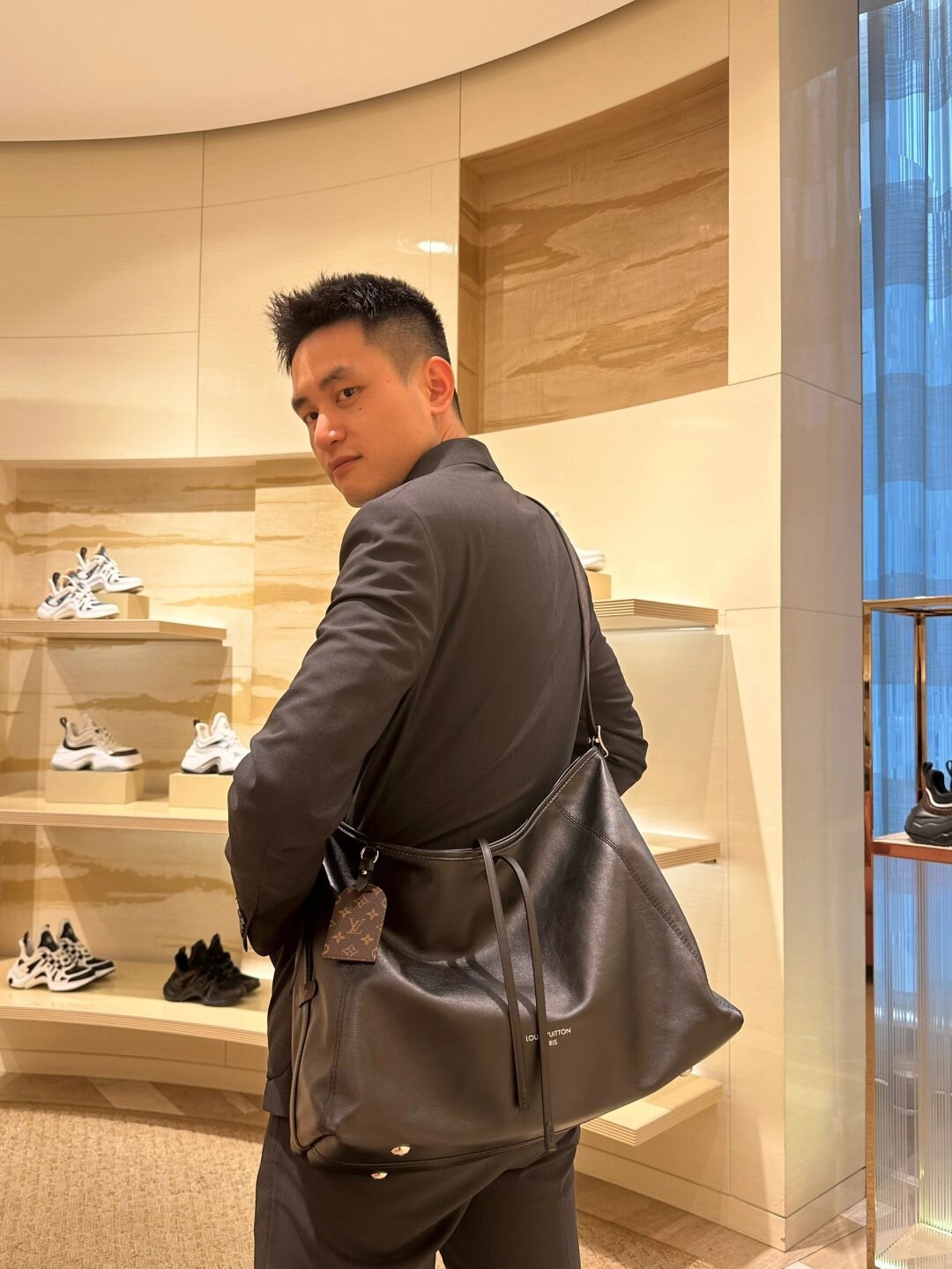 Shebag Louis Vuitton M25143 CARRYALL DARK medium size full review over 300 photos (2024 Sep updated )-Best Quality Fake designer Bag Review, Replica designer bag ru Shebag Louis Vuitton M25143 CARRYALL DARK medium size full review over 300 photos (2024 Sep updated )-Best Quality Fake designer Bag Review, Replica designer bag ru