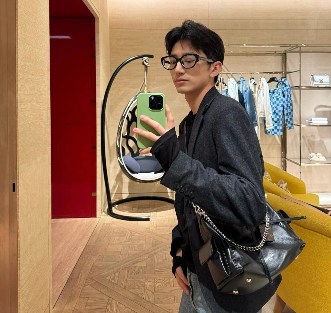 Shebag Louis Vuitton M25143 CARRYALL DARK medium size full review over 300 photos (2024 Sep updated )-Best Quality Fake designer Bag Review, Replica designer bag ru Shebag Louis Vuitton M25143 CARRYALL DARK medium size full review over 300 photos (2024 Sep updated )-Best Quality Fake designer Bag Review, Replica designer bag ru