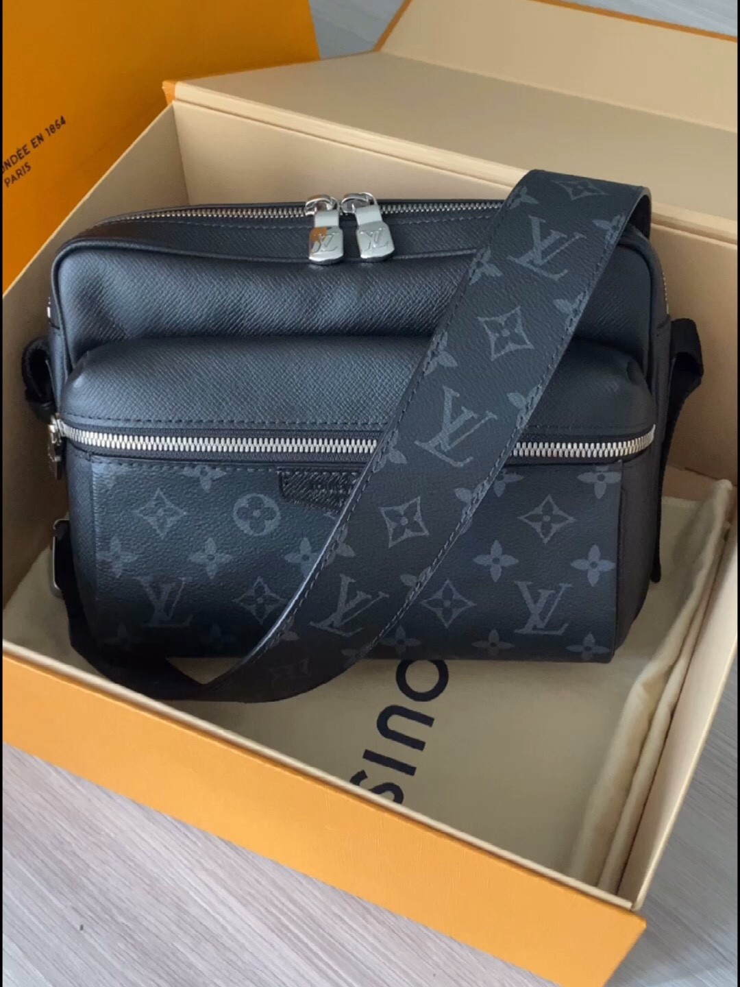 Shebag Louis Vuitton M30233 OUTDOOR bag full review (2024 Sep updated)-Best Quality Fake designer Bag Review, Replica designer bag ru