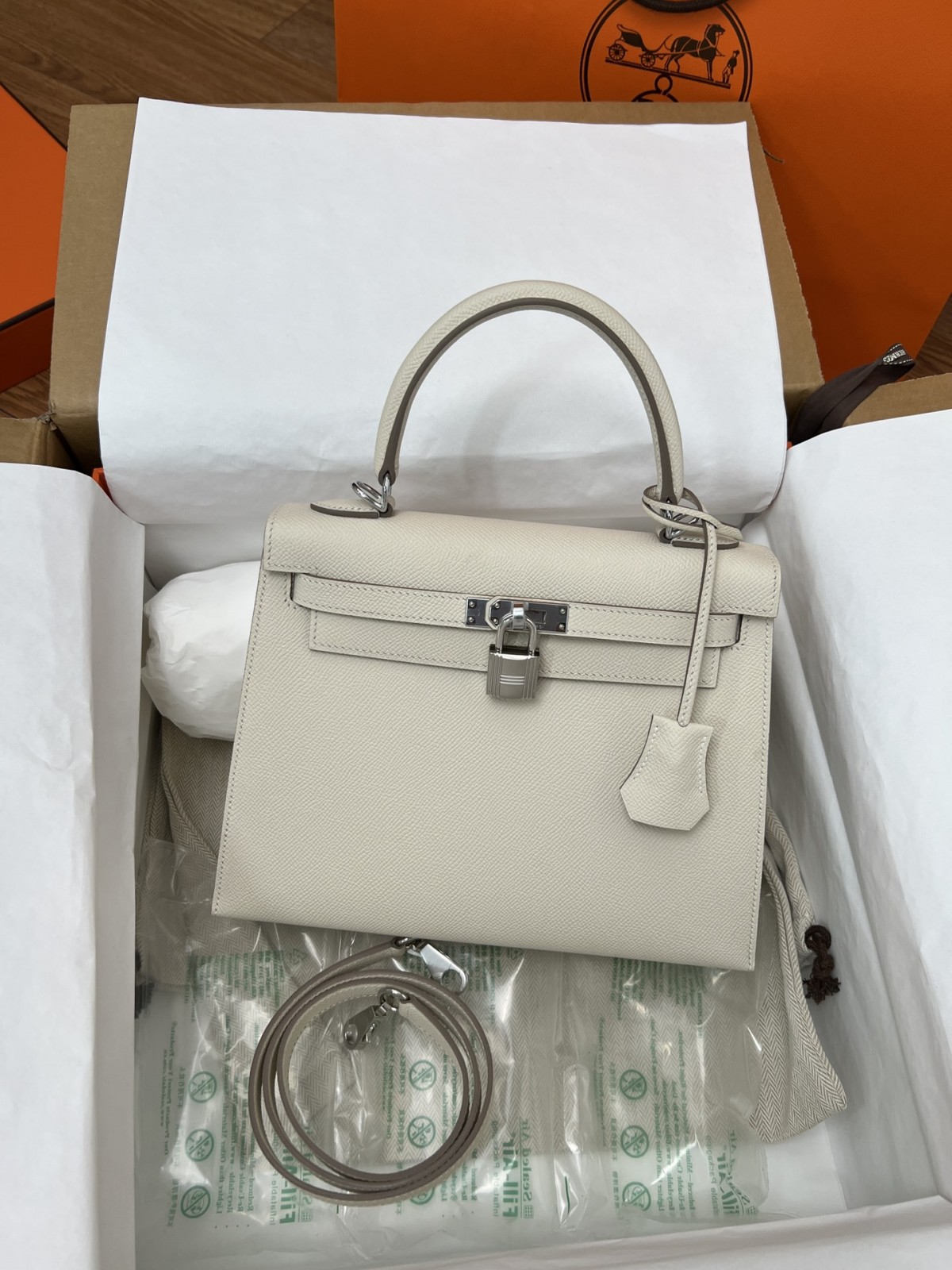 Shebag full handmade Hermes Kelly 25 in white Epsom leather full review (2024 Dec updated)-Best Quality Fake designer Bag Review, Replica designer bag ru Shebag full handmade Hermes Kelly 25 in white Epsom leather full review (2024 Dec updated)-Best Quality Fake designer Bag Review, Replica designer bag ru