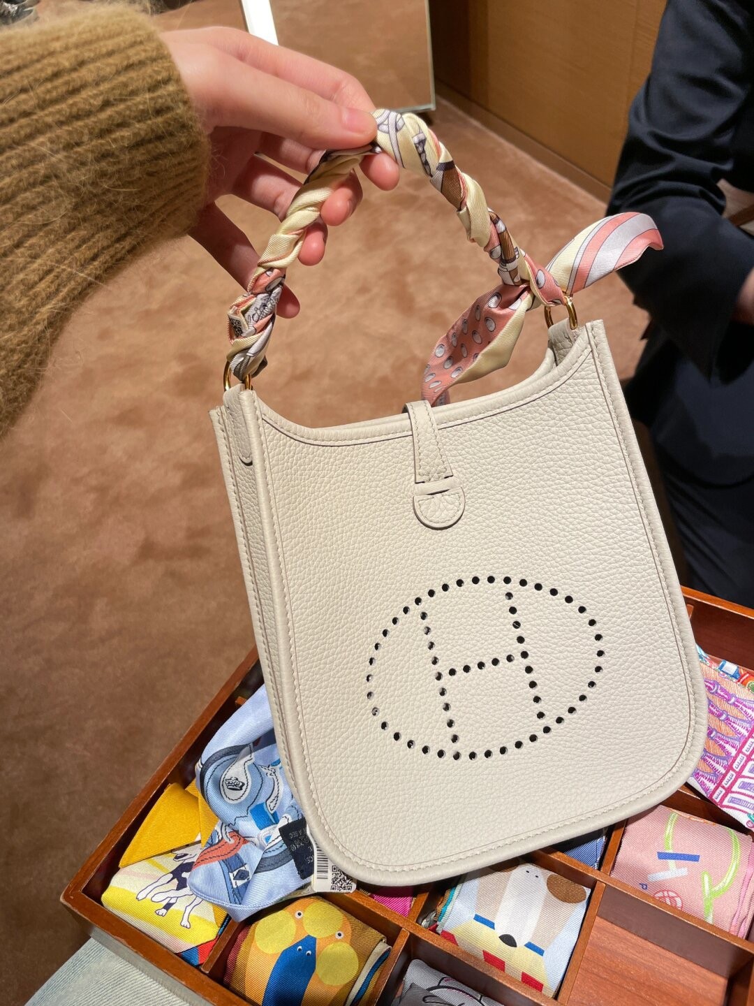 What a beautiful SnowWhite！Shebag fully hand made Hermes Evelyn 16 Togo leather bag（2024 Dec updated）-Best Quality Fake designer Bag Review, Replica designer bag ru