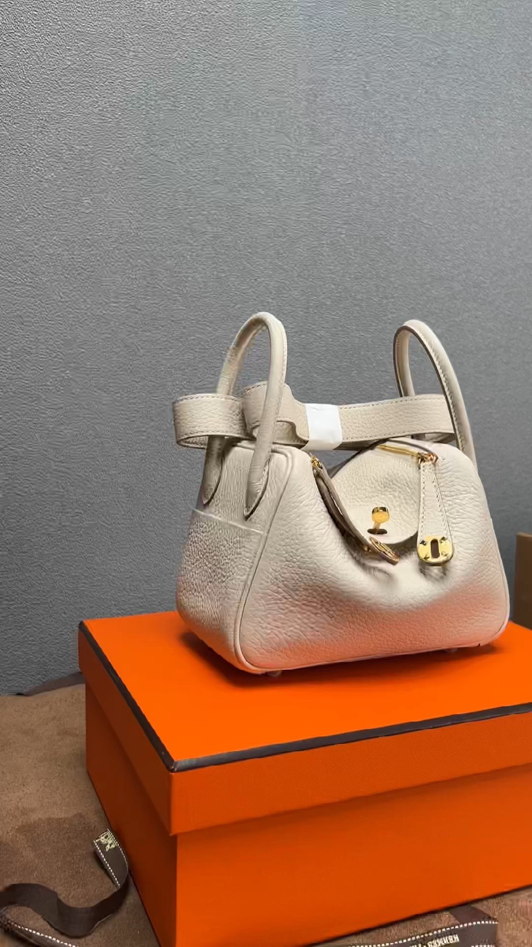 Shebag Lindy 19 bag snow white gold in togo leather review (2024 Dec updated)-Best Quality Fake designer Bag Review, Replica designer bag ru Shebag Lindy 19 bag snow white gold in togo leather review (2024 Dec updated)-Best Quality Fake designer Bag Review, Replica designer bag ru