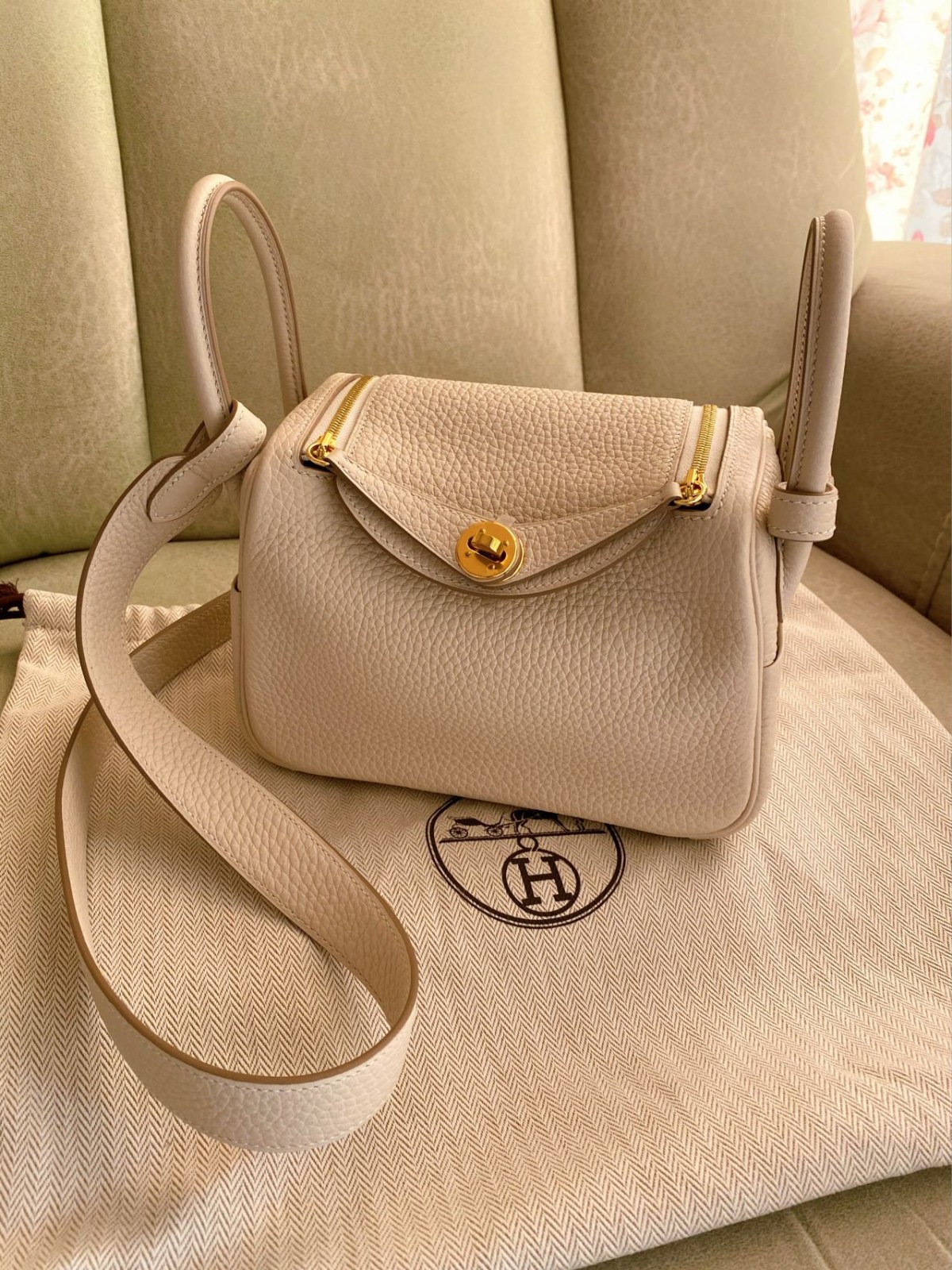 Shebag Lindy 19 bag snow white gold in togo leather review (2024 Dec updated)-Best Quality Fake designer Bag Review, Replica designer bag ru Shebag Lindy 19 bag snow white gold in togo leather review (2024 Dec updated)-Best Quality Fake designer Bag Review, Replica designer bag ru