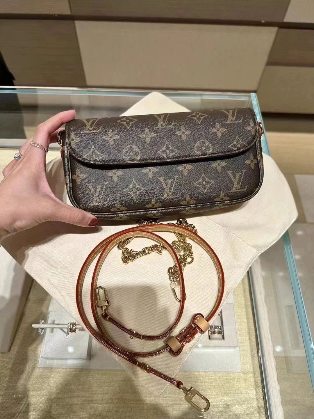 Shebag super replica Louis Vuitton M81911 WALLET ON CHAIN IVY bag reivew (2025 Jul updated)-Best Quality Fake designer Bag Review, Replica designer bag ru
