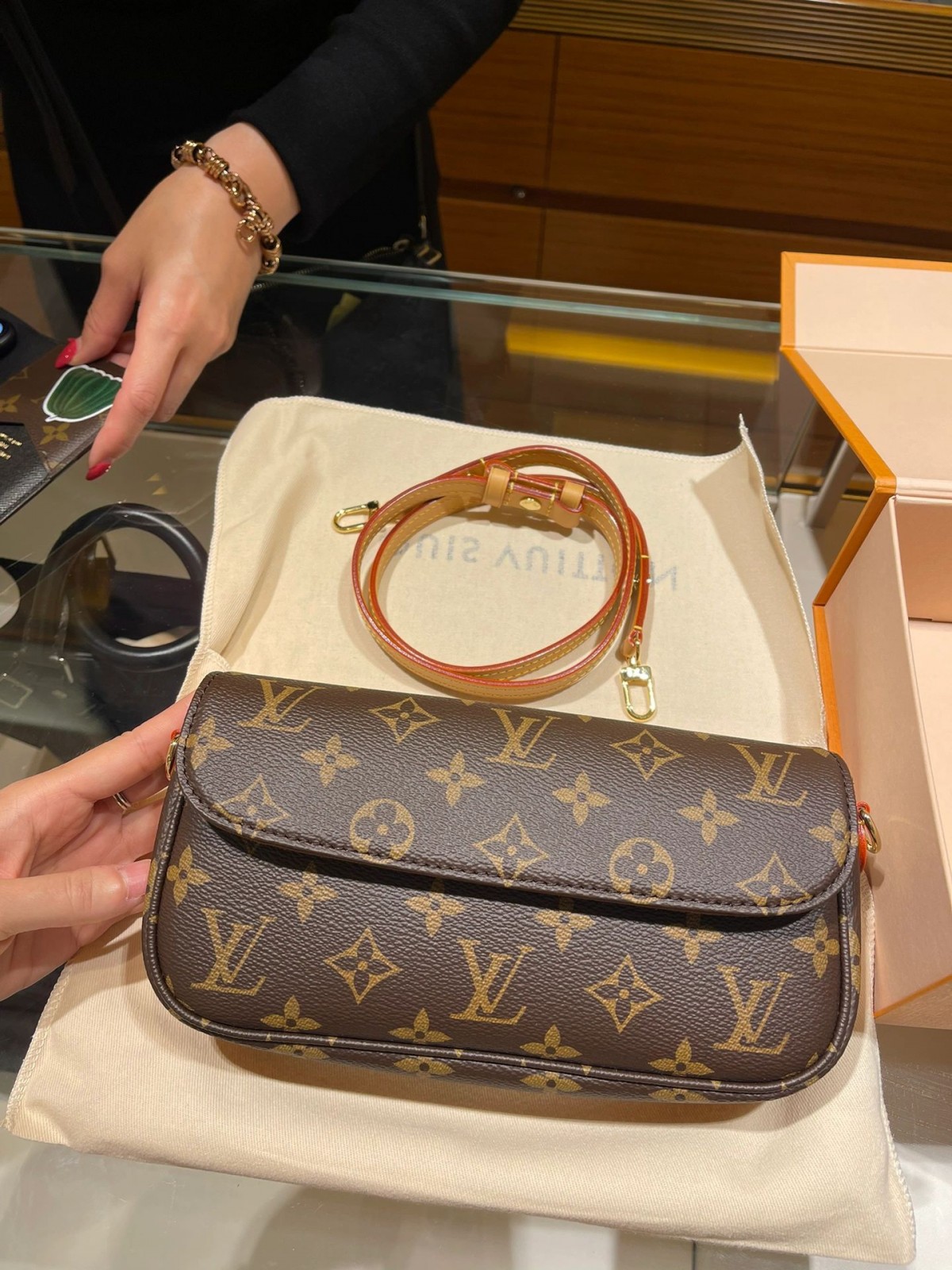 Shebag super replica Louis Vuitton M81911 WALLET ON CHAIN IVY bag reivew (2025 Jul updated)-Best Quality Fake designer Bag Review, Replica designer bag ru