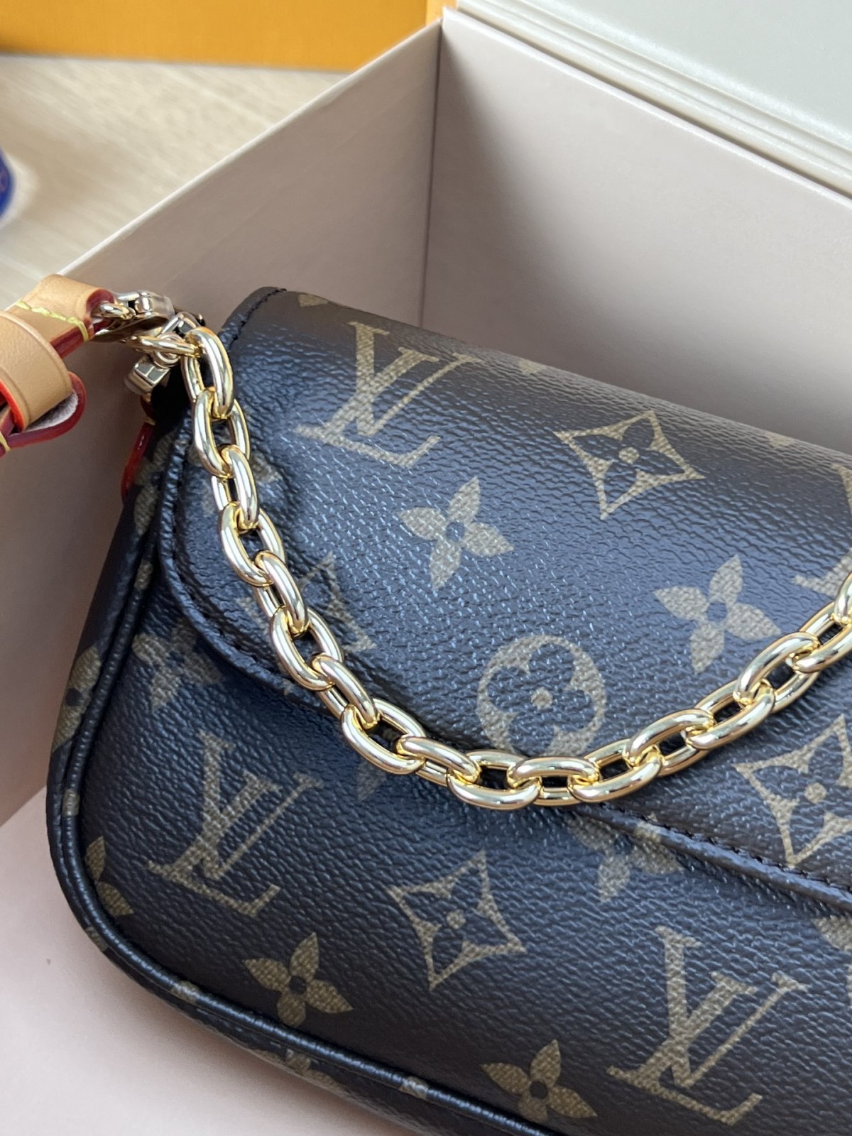 Shebag super replica Louis Vuitton M81911 WALLET ON CHAIN IVY bag reivew (2025 Jul updated)-Best Quality Fake designer Bag Review, Replica designer bag ru