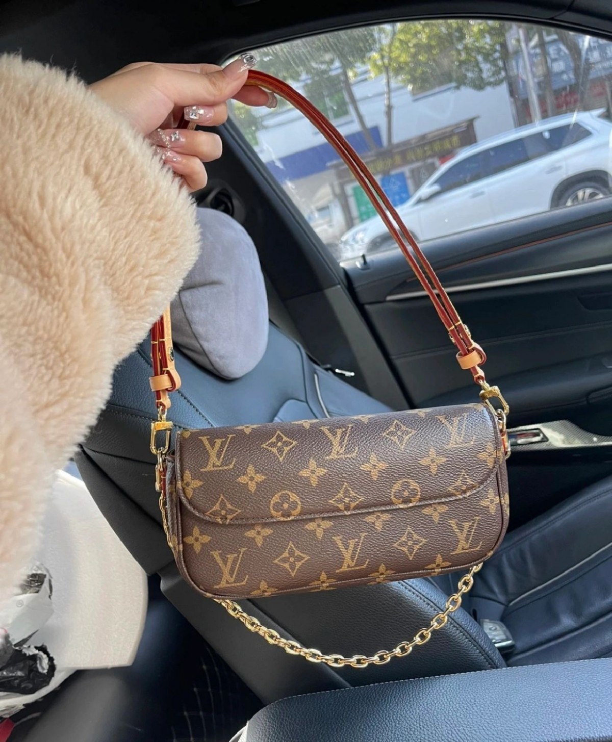 Shebag super replica Louis Vuitton M81911 WALLET ON CHAIN IVY bag reivew (2025 Jul updated)-Best Quality Fake designer Bag Review, Replica designer bag ru
