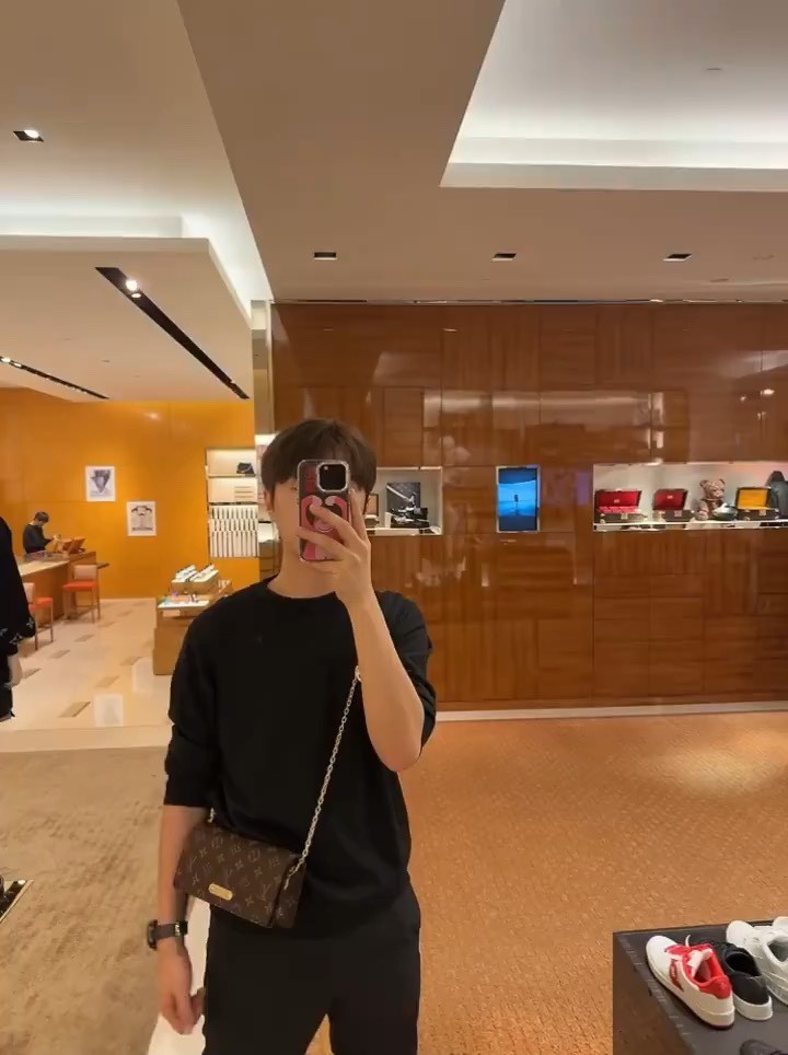 Shebag supre replica Louis Vuitton M82509 WALLET ON CHAIN LILY bag review (2025 July updated)-Best Quality Fake designer Bag Review, Replica designer bag ru