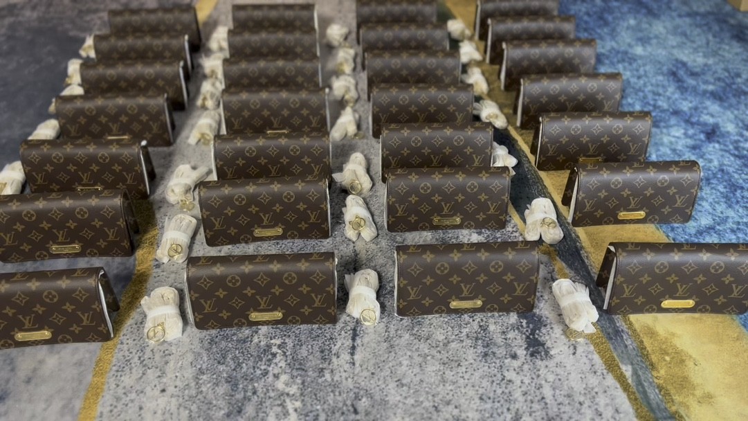 Shebag supre replica Louis Vuitton M82509 WALLET ON CHAIN LILY bag review (2025 July updated)-Best Quality Fake designer Bag Review, Replica designer bag ru