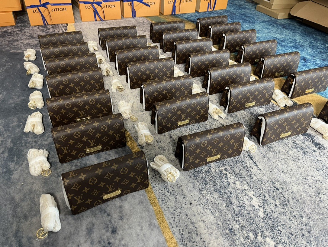 Shebag supre replica Louis Vuitton M82509 WALLET ON CHAIN LILY bag review (2025 July updated)-Best Quality Fake designer Bag Review, Replica designer bag ru