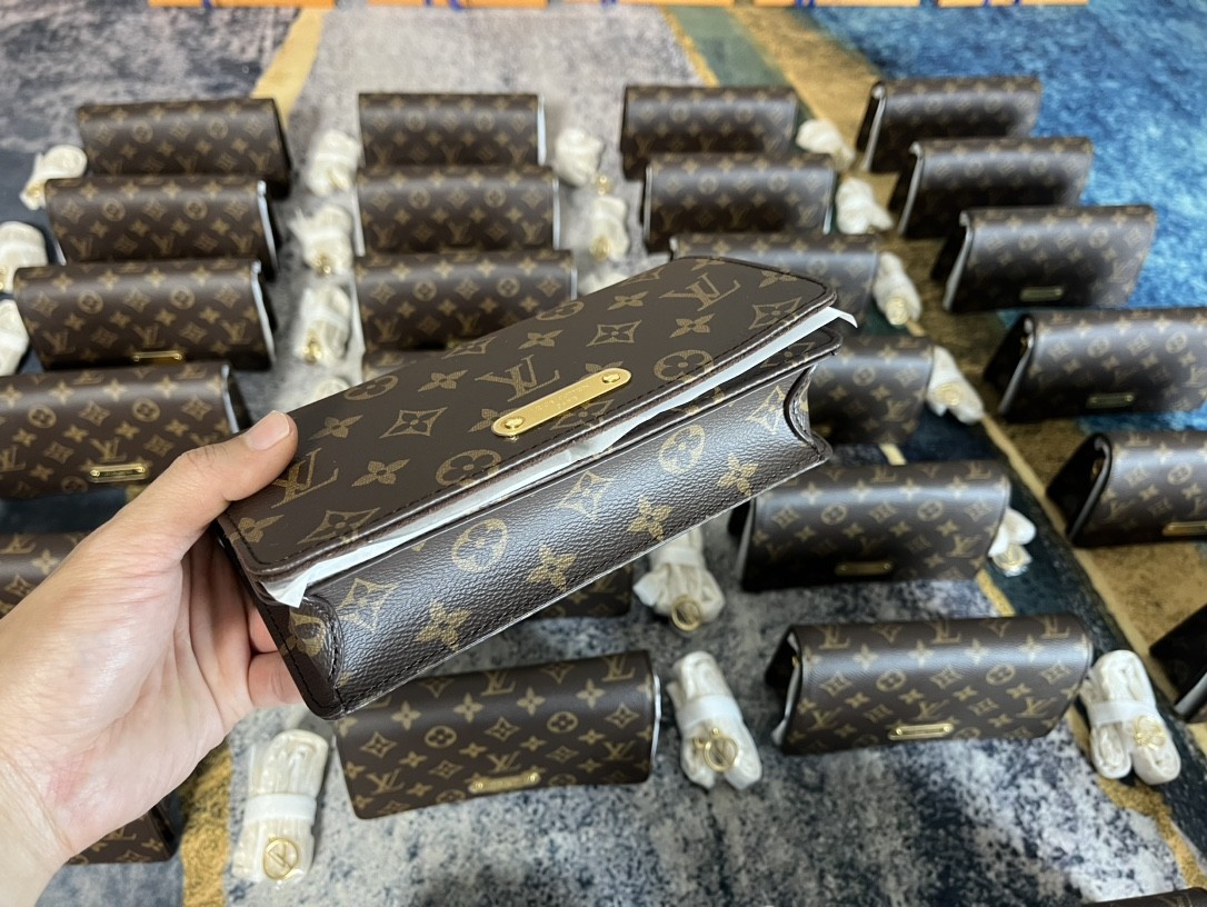 Shebag supre replica Louis Vuitton M82509 WALLET ON CHAIN LILY bag review (2025 July updated)-Best Quality Fake designer Bag Review, Replica designer bag ru
