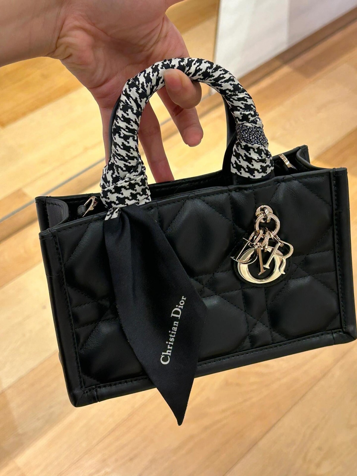 Shebag super replica Dior Mini tote bag white and black review(August 2025 updated)-Best Quality Fake designer Bag Review, Replica designer bag ru Shebag super replica Dior Mini tote bag white and black review(August 2025 updated)-Best Quality Fake designer Bag Review, Replica designer bag ru