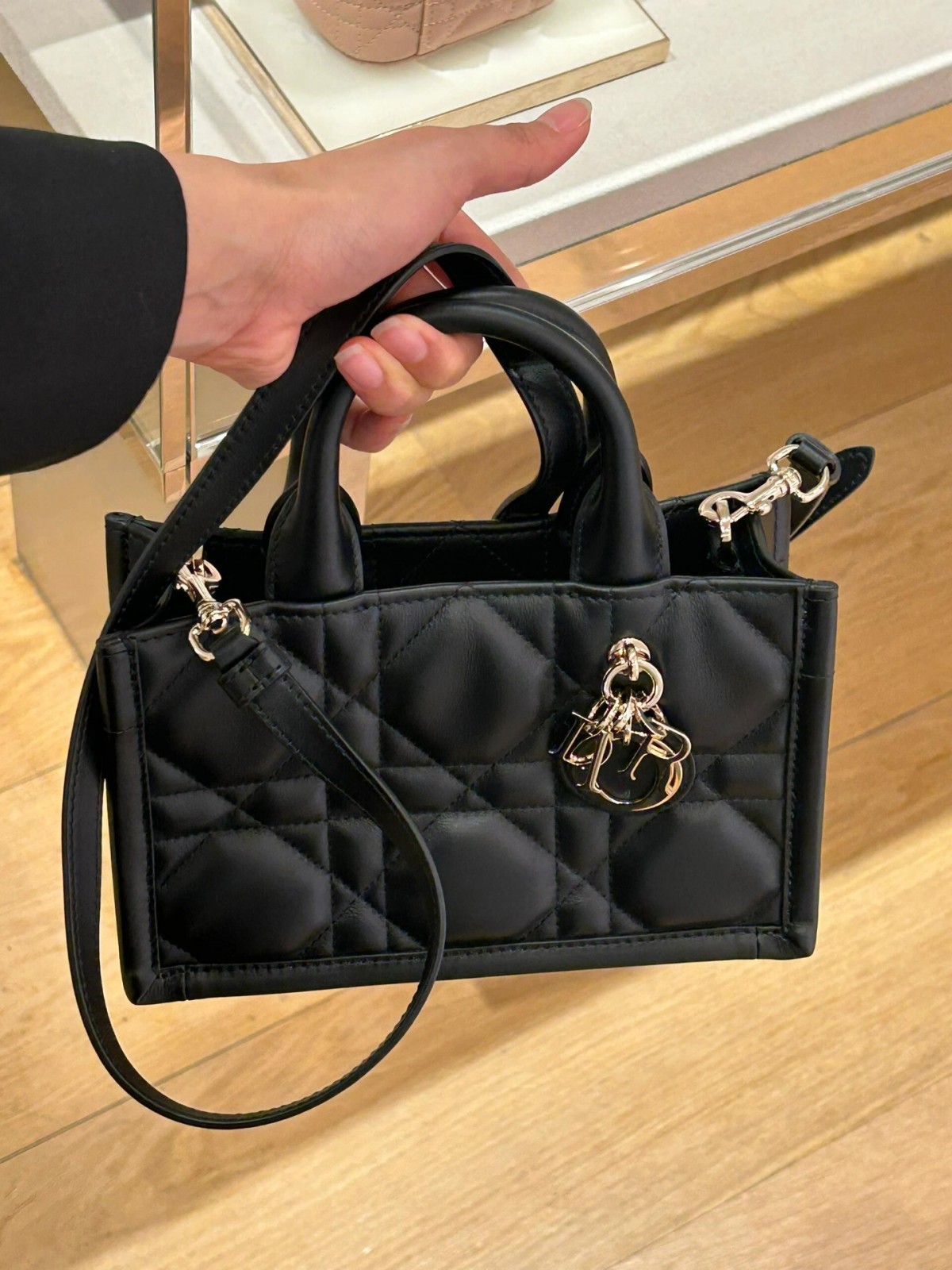 Shebag super replica Dior Mini tote bag white and black review(August 2025 updated)-Best Quality Fake designer Bag Review, Replica designer bag ru Shebag super replica Dior Mini tote bag white and black review(August 2025 updated)-Best Quality Fake designer Bag Review, Replica designer bag ru