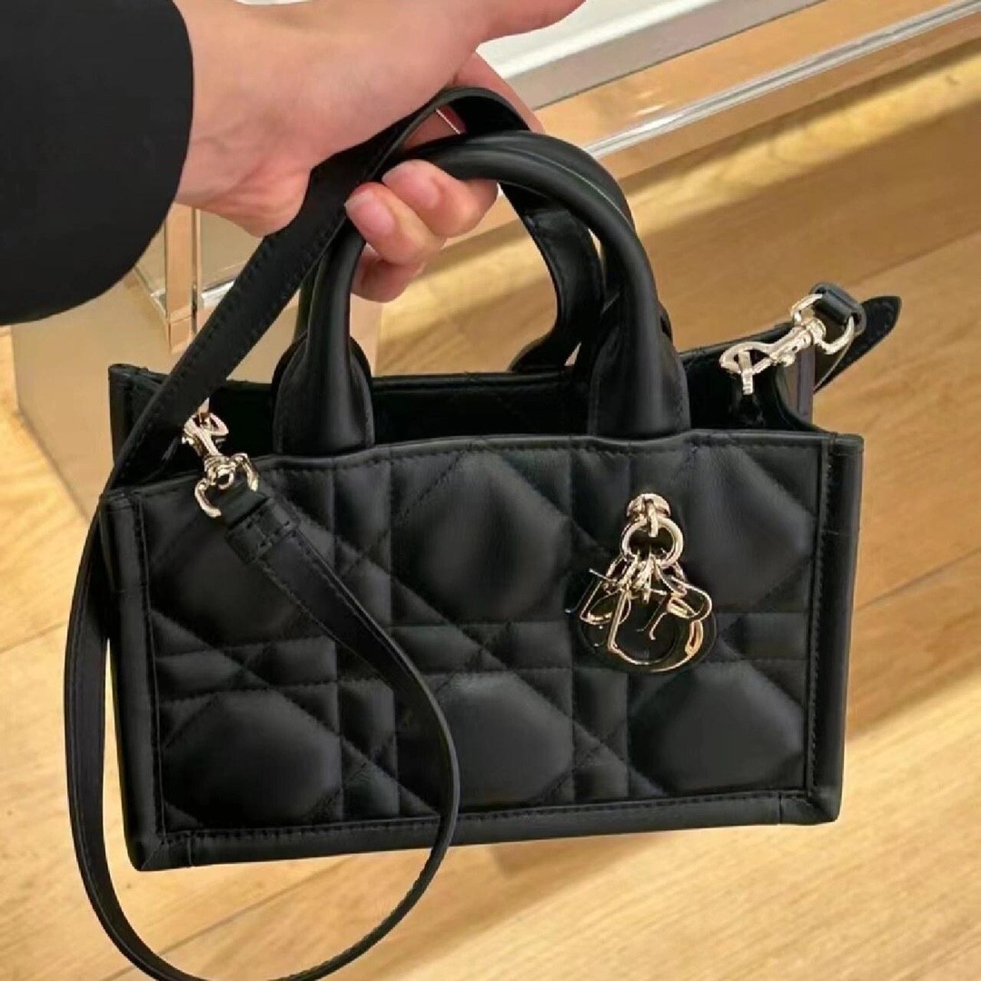 Shebag super replica Dior Mini tote bag white and black review(August 2025 updated)-Best Quality Fake designer Bag Review, Replica designer bag ru Shebag super replica Dior Mini tote bag white and black review(August 2025 updated)-Best Quality Fake designer Bag Review, Replica designer bag ru