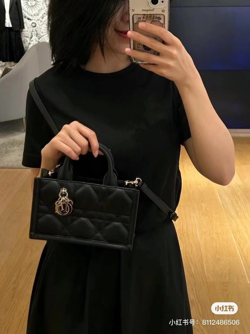Shebag super replica Dior Mini tote bag white and black review(August 2025 updated)-Best Quality Fake designer Bag Review, Replica designer bag ru Shebag super replica Dior Mini tote bag white and black review(August 2025 updated)-Best Quality Fake designer Bag Review, Replica designer bag ru