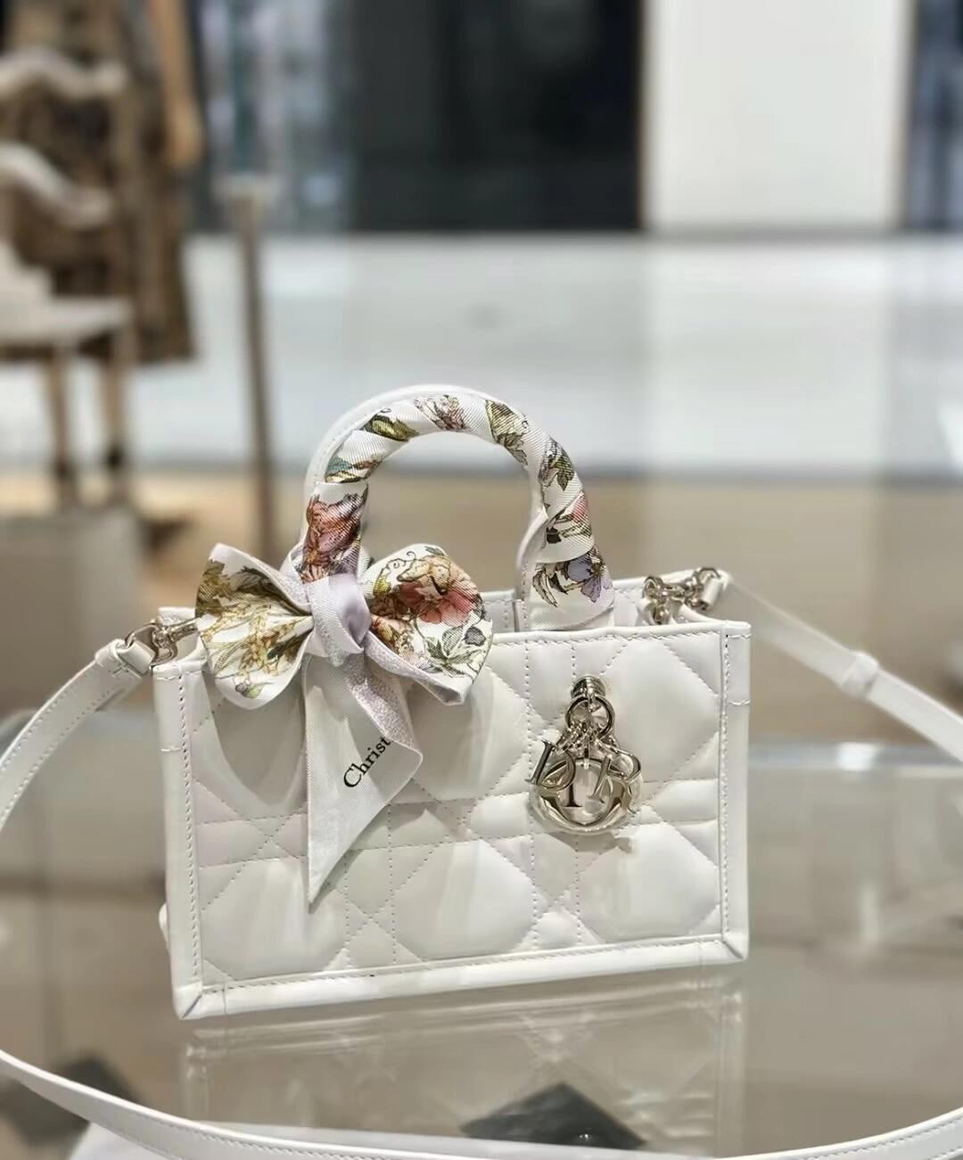 Shebag super replica Dior Mini tote bag white and black review(August 2025 updated)-Best Quality Fake designer Bag Review, Replica designer bag ru Shebag super replica Dior Mini tote bag white and black review(August 2025 updated)-Best Quality Fake designer Bag Review, Replica designer bag ru