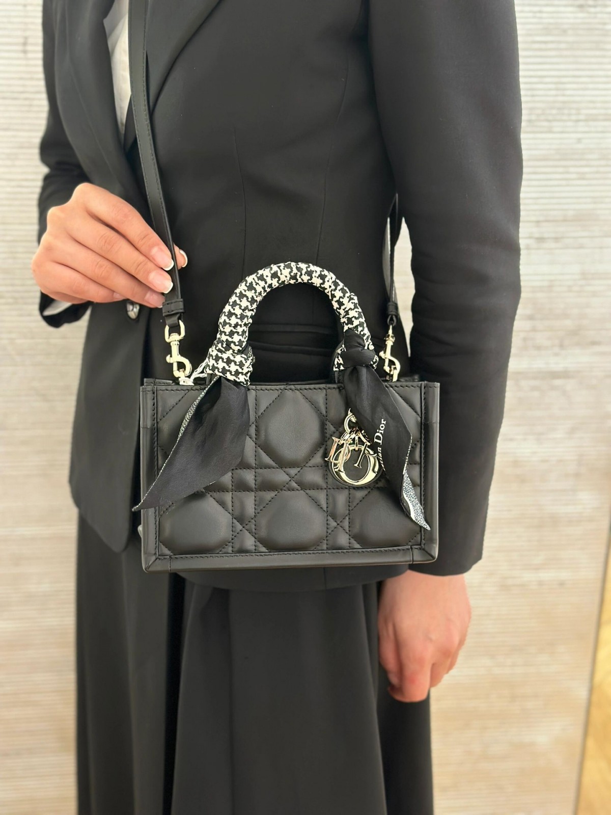 Shebag super replica Dior Mini tote bag white and black review(August 2025 updated)-Best Quality Fake designer Bag Review, Replica designer bag ru Shebag super replica Dior Mini tote bag white and black review(August 2025 updated)-Best Quality Fake designer Bag Review, Replica designer bag ru