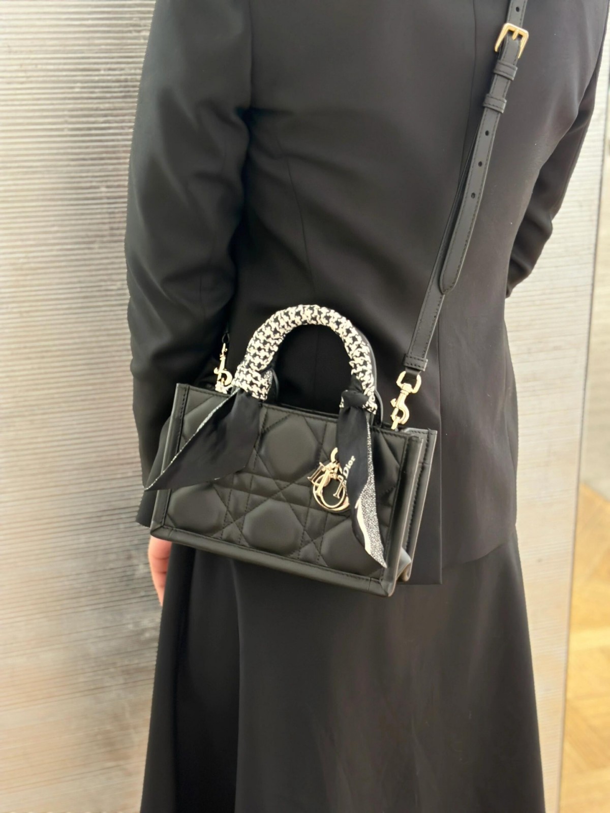 Shebag super replica Dior Mini tote bag white and black review(August 2025 updated)-Best Quality Fake designer Bag Review, Replica designer bag ru Shebag super replica Dior Mini tote bag white and black review(August 2025 updated)-Best Quality Fake designer Bag Review, Replica designer bag ru