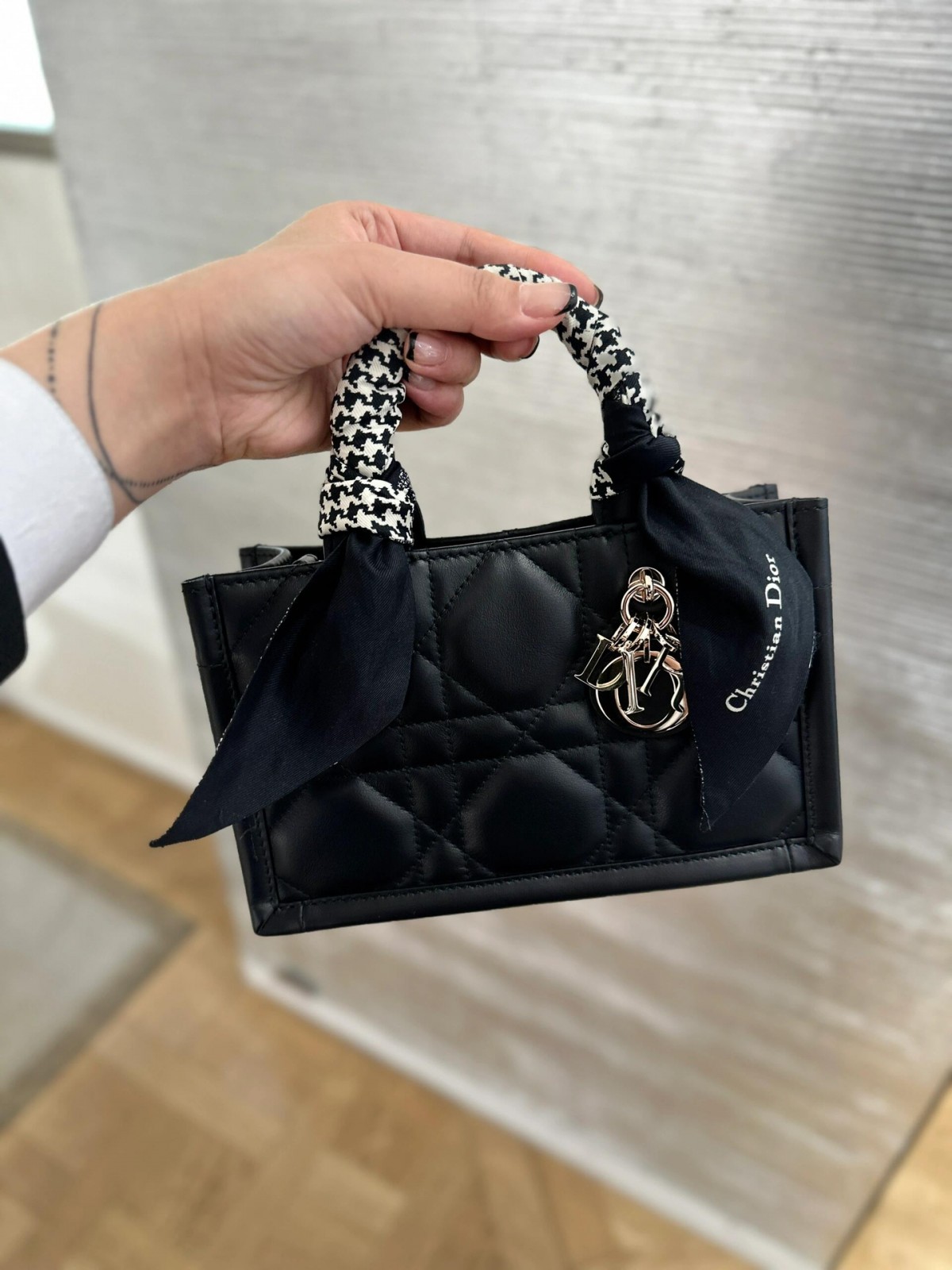 Shebag super replica Dior Mini tote bag white and black review(August 2025 updated)-Best Quality Fake designer Bag Review, Replica designer bag ru Shebag super replica Dior Mini tote bag white and black review(August 2025 updated)-Best Quality Fake designer Bag Review, Replica designer bag ru