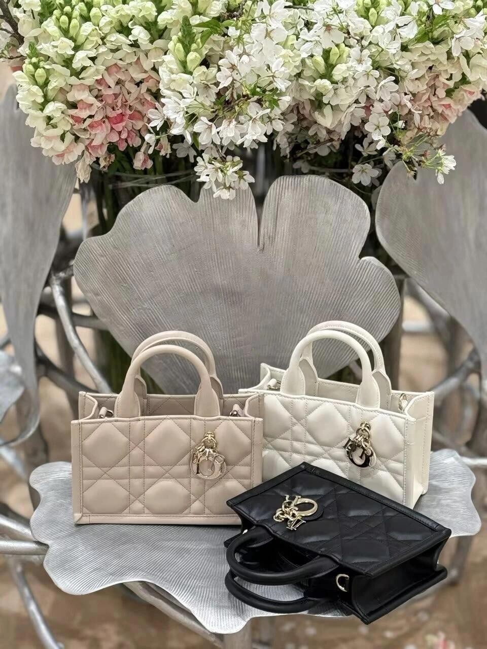 Shebag super replica Dior Mini tote bag white and black review(August 2025 updated)-Best Quality Fake designer Bag Review, Replica designer bag ru Shebag super replica Dior Mini tote bag white and black review(August 2025 updated)-Best Quality Fake designer Bag Review, Replica designer bag ru